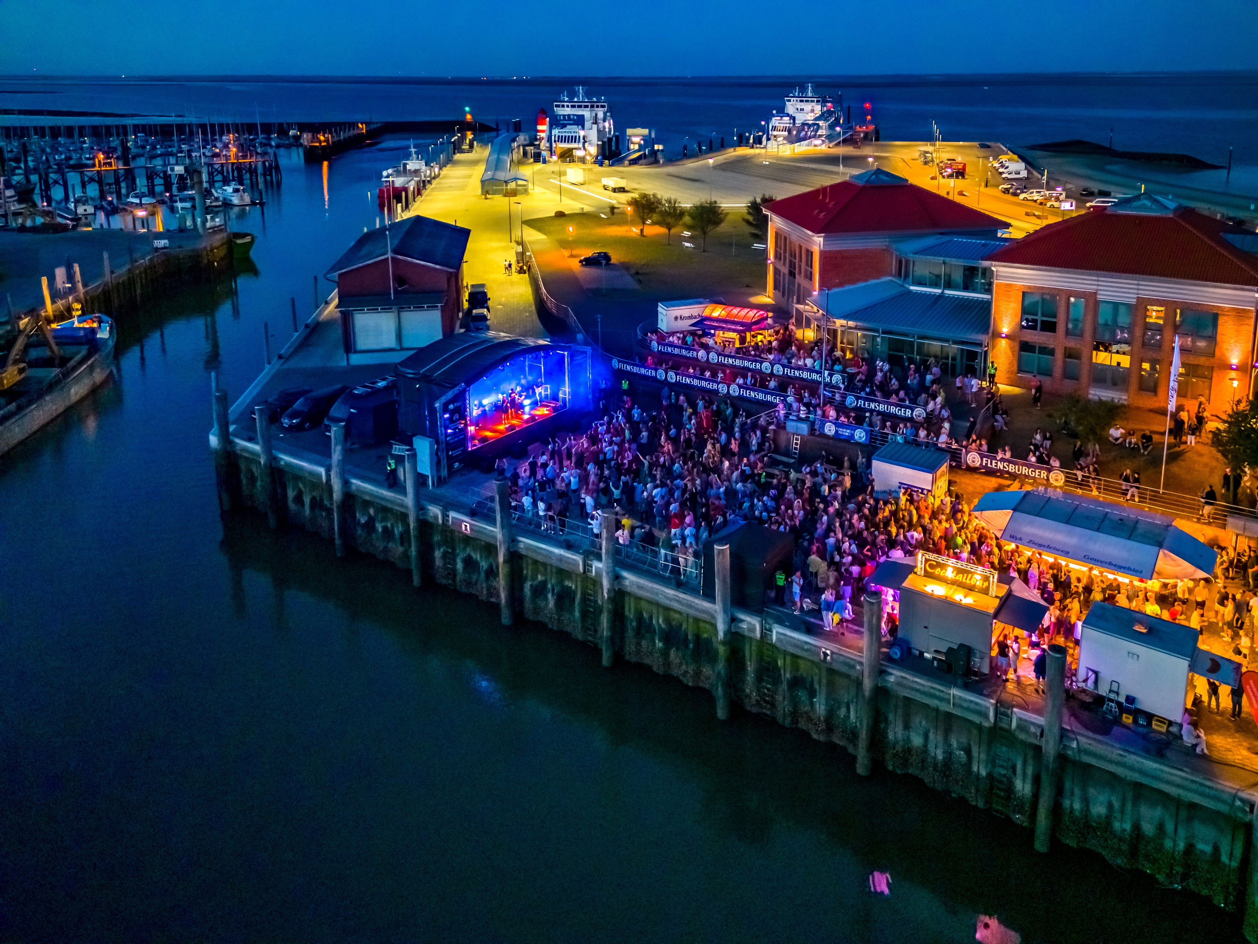 Luftbildaufnahme des Hafenfestivals auf Föhr