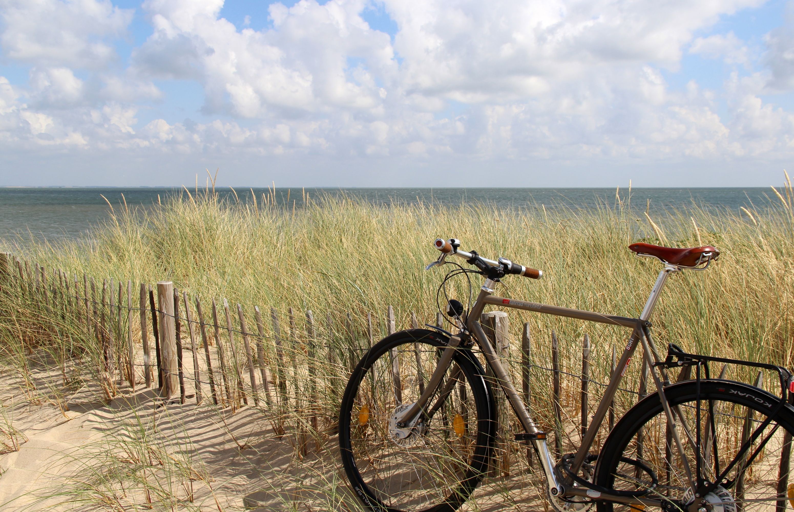 Ein Fahrrad lehnt am Strand