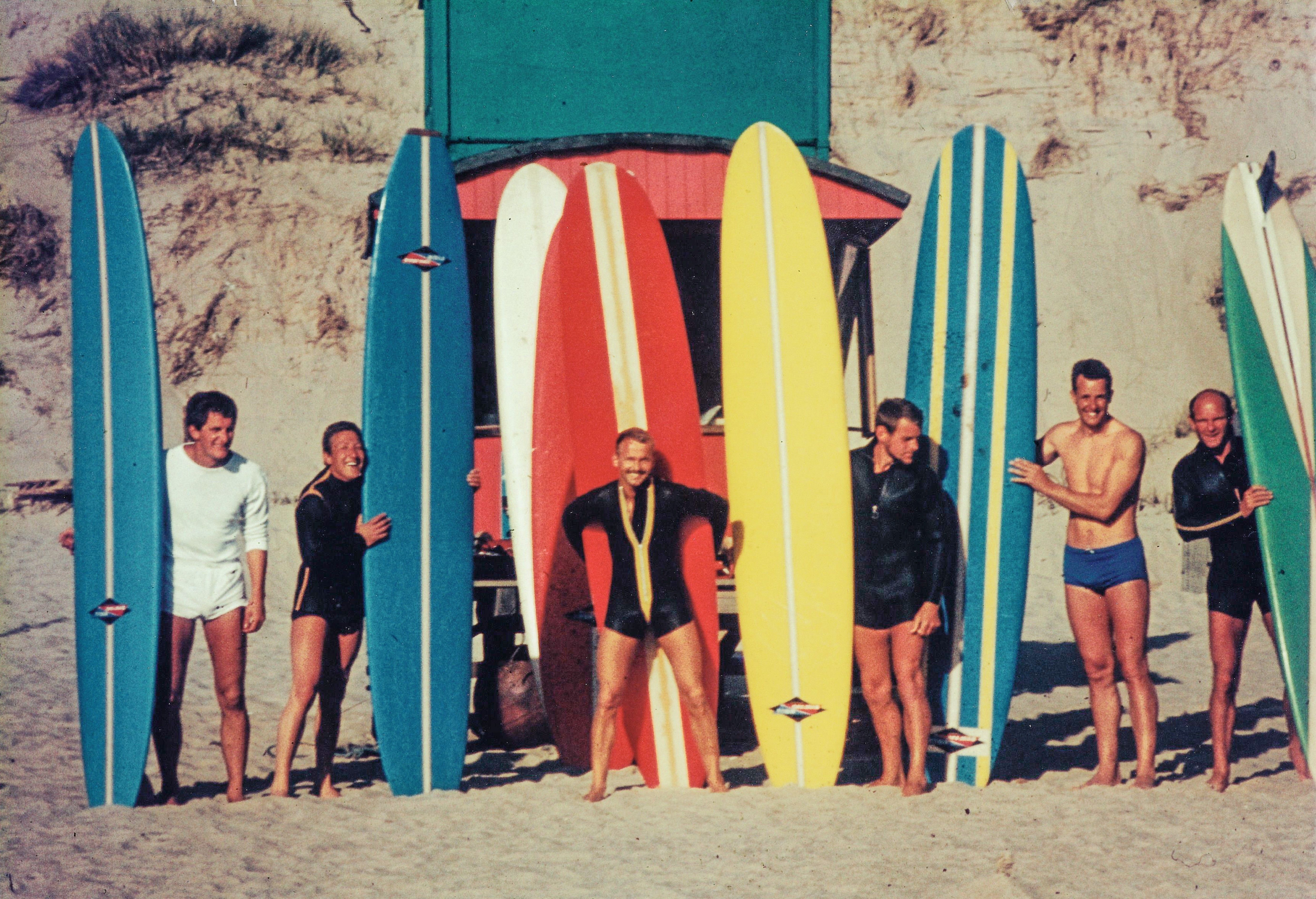 Die frühen Surfer von sylt mit ihren bunten Surfbrettern. Foto: Privat