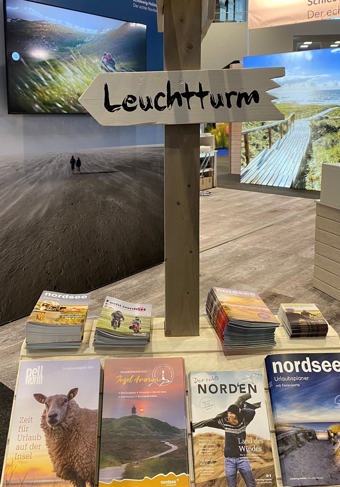 Ein Prospektständer der Nordsee Schleswig-Holstein auf der Messe