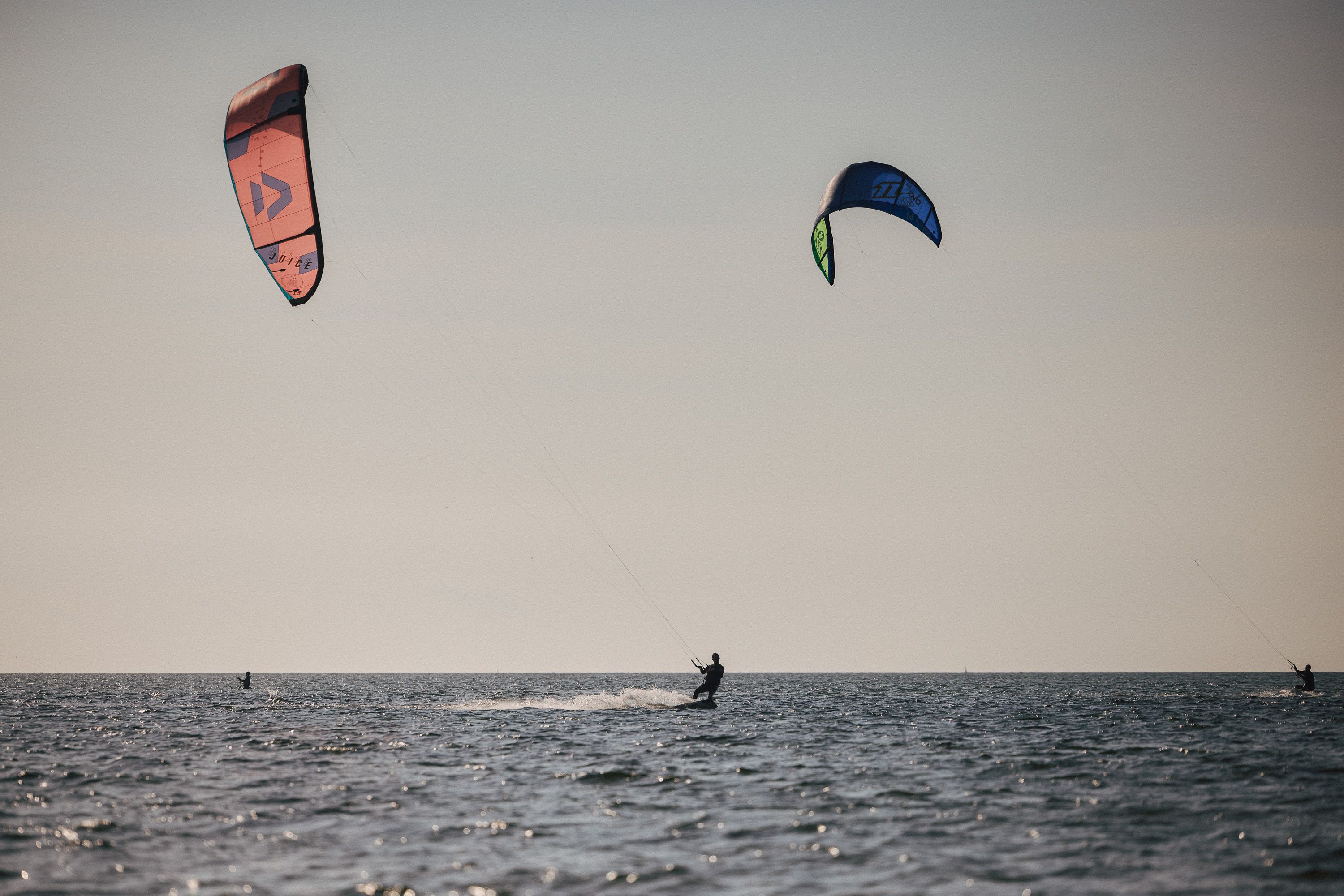 Zwei Kitesurfer im Wasser vor Sylt
