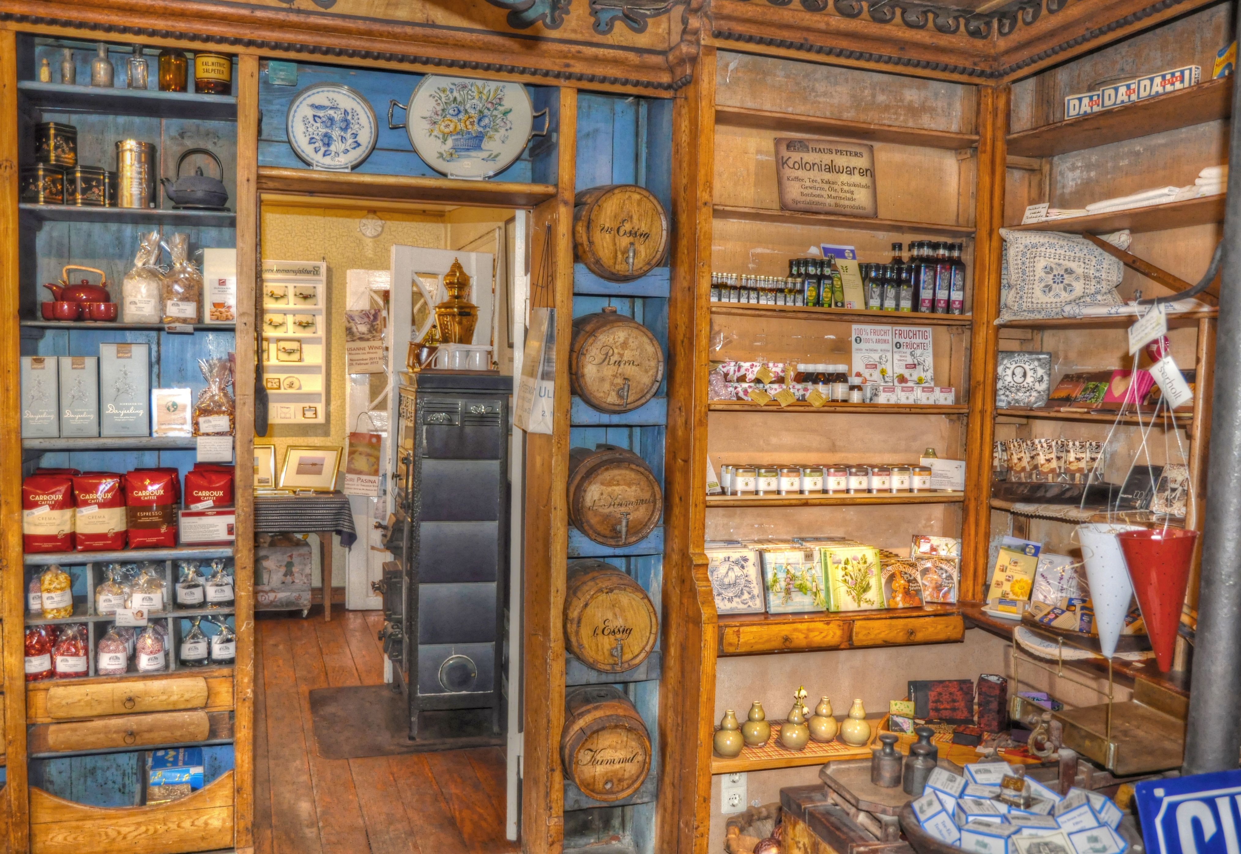 Ein Blick durch den alten Kollonialladen im Haus Peters mit seinen typischen Holzregalen. – Foto: Picasa