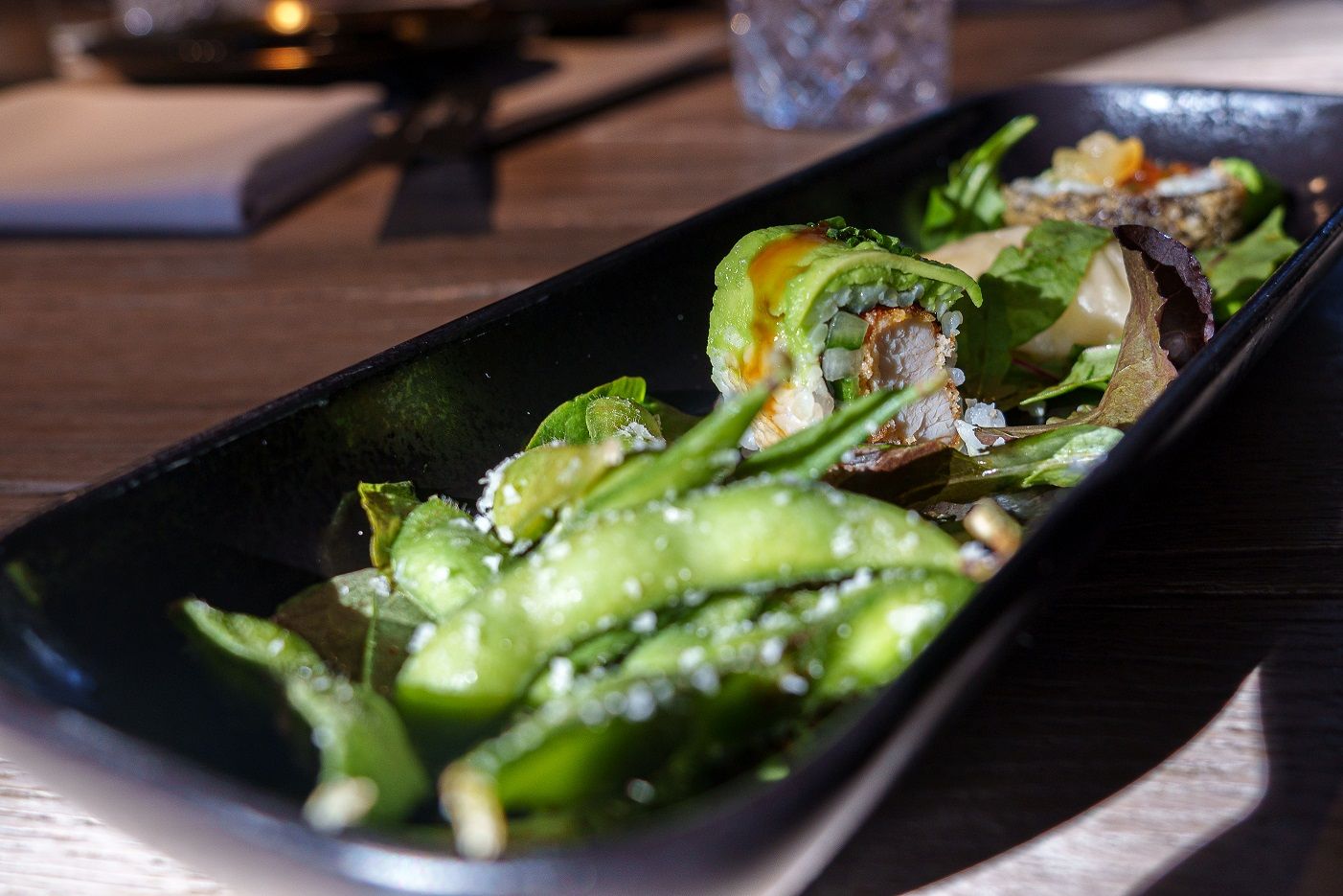 Das Bild zeigt ein schmackhaft angerichtetes Sushi-Gericht