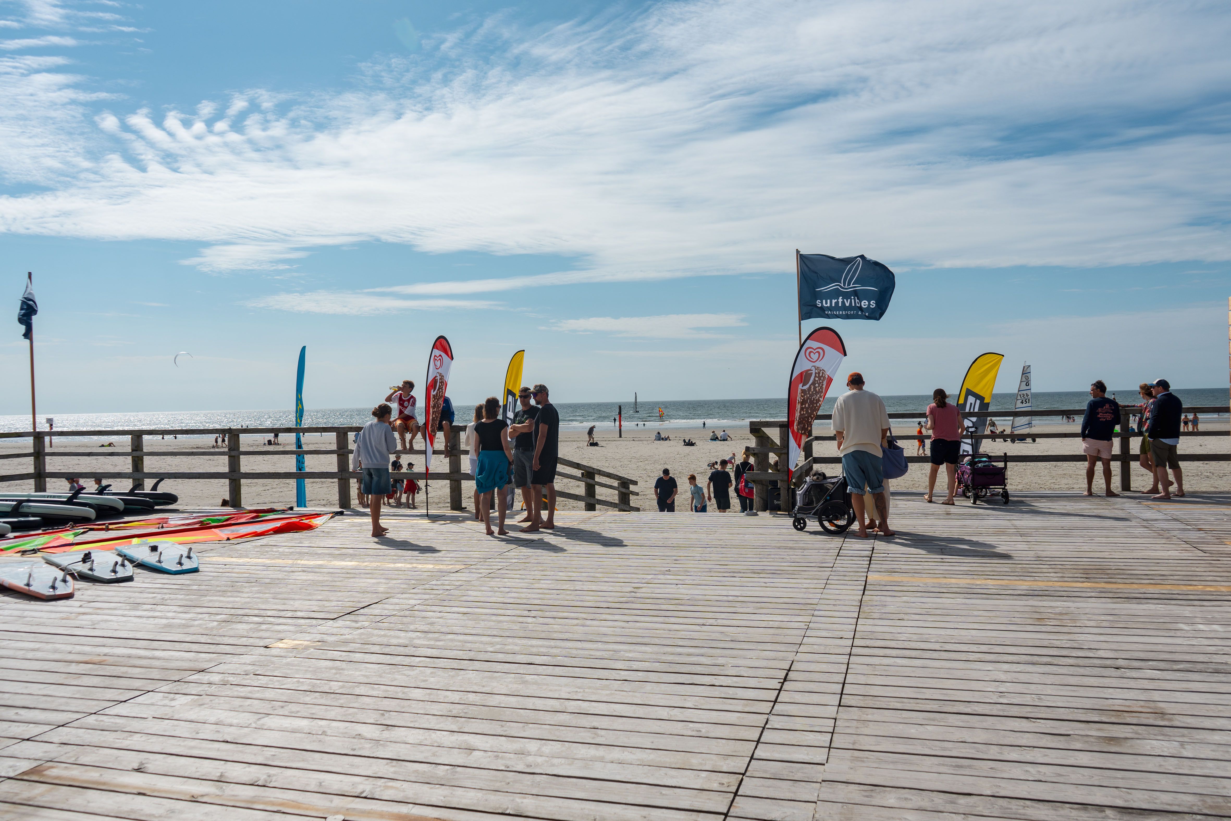 Auf dem Podest der Surfschule surfvibes herscht reger Betrieb. Foto: TZ SPO