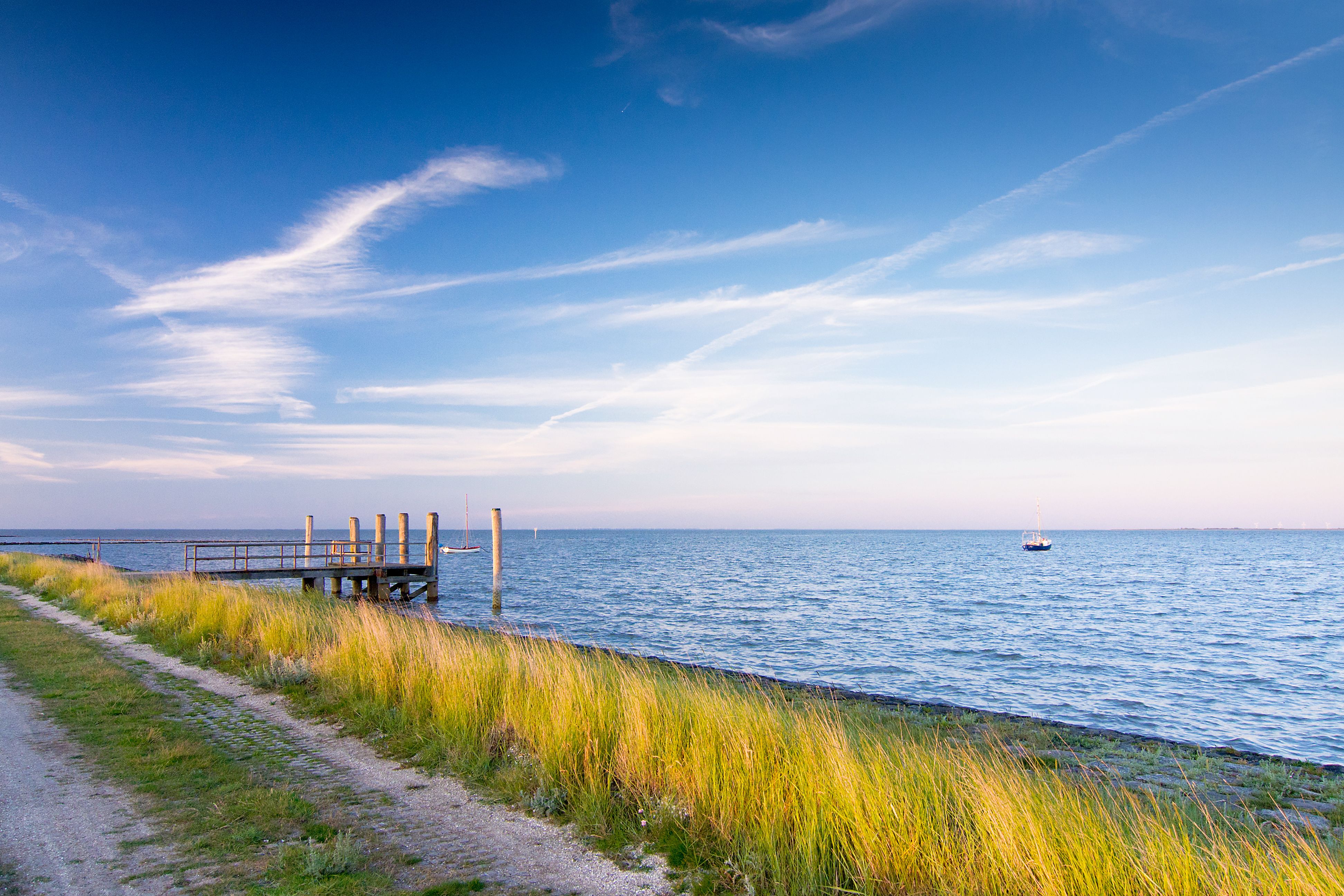 Blick auf einen kleinen Steg auf am Strand von Hallig Hooge
