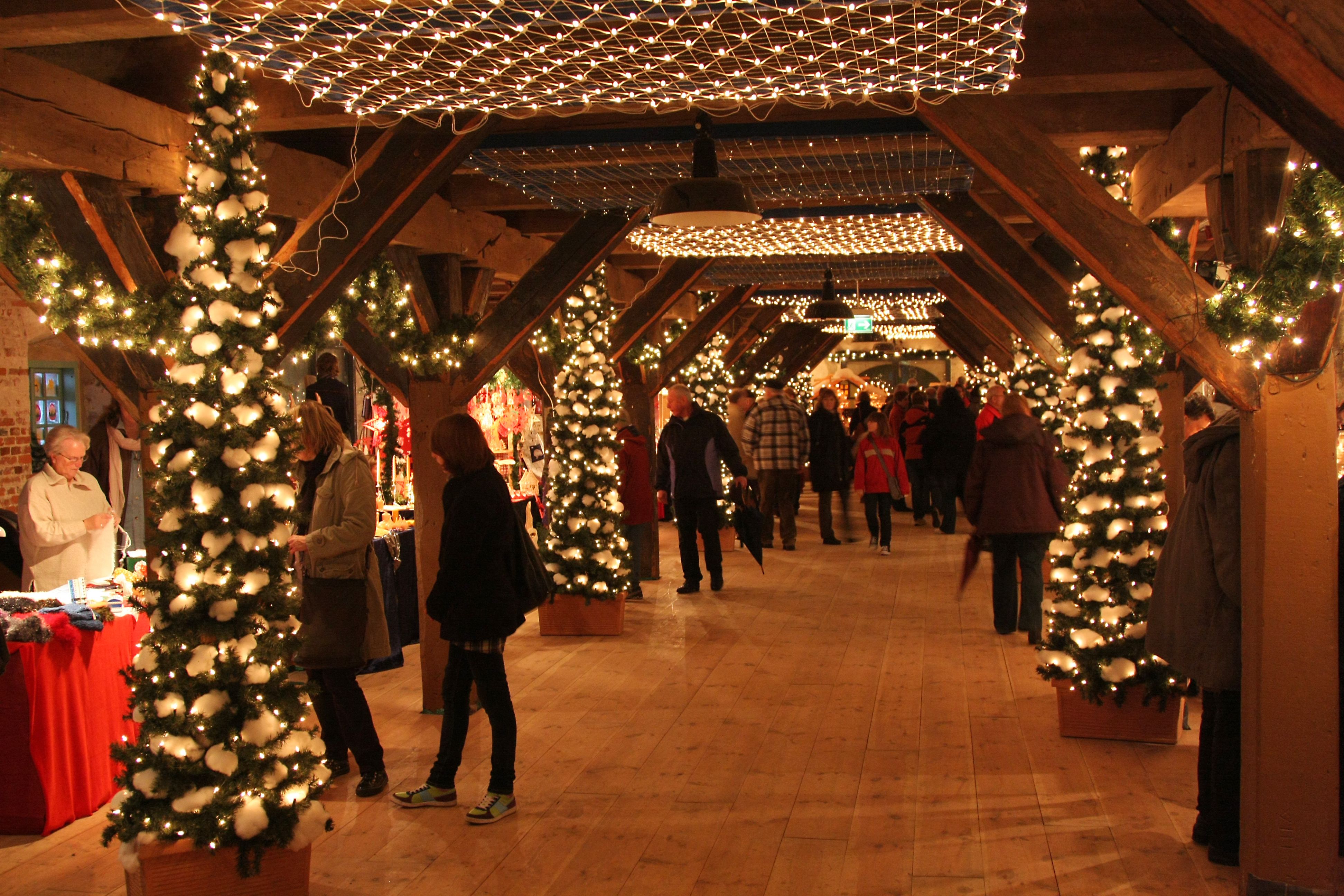 Der längste Adventskalender der Welt von innen. Das alte Packhaus in Tönning ist während der Adventszeit begehbar und festlich geschmückt