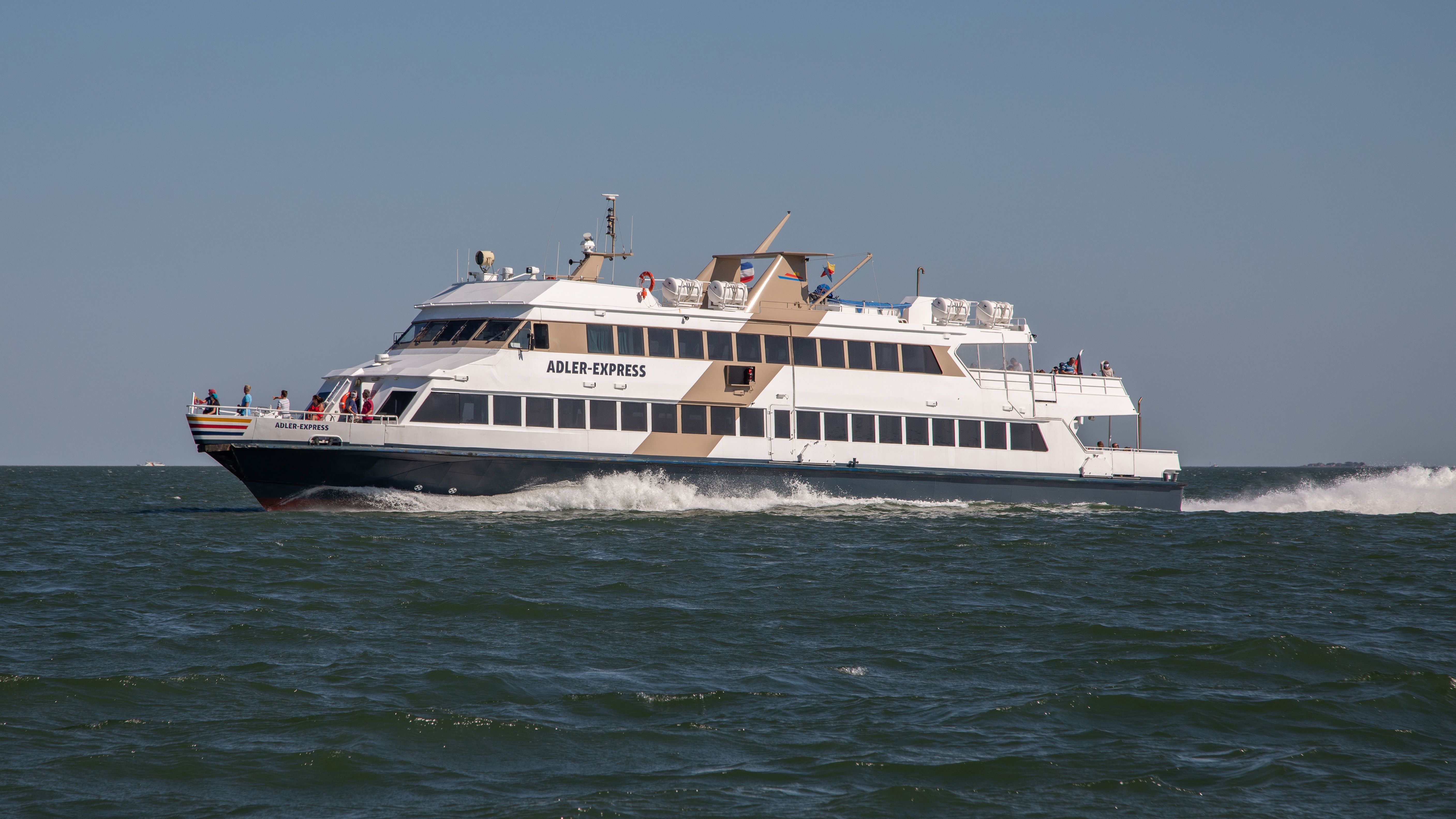 Adler Express Schiff auf hoher See