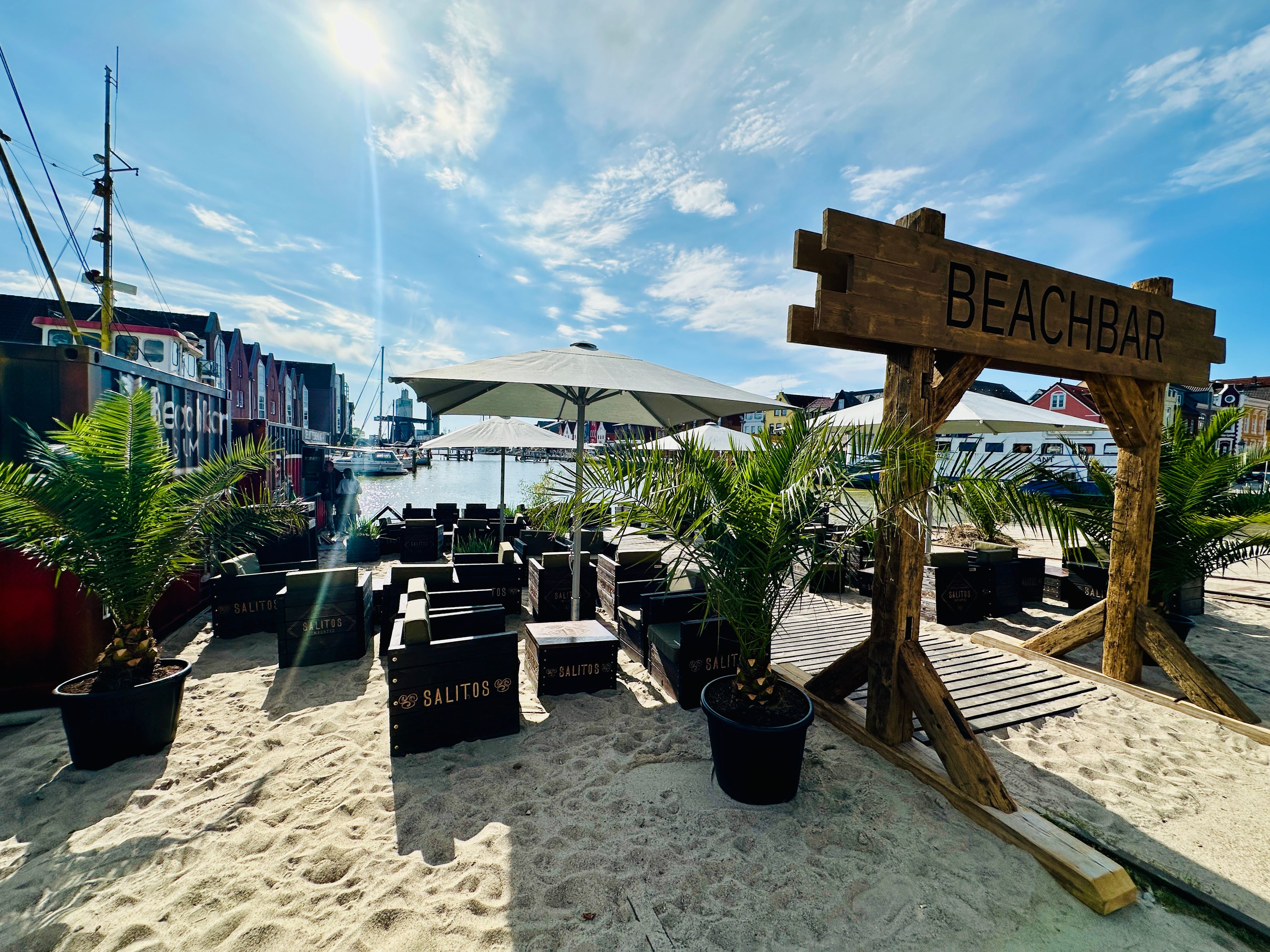 Blick auf den Eingang der Beachbar Husum