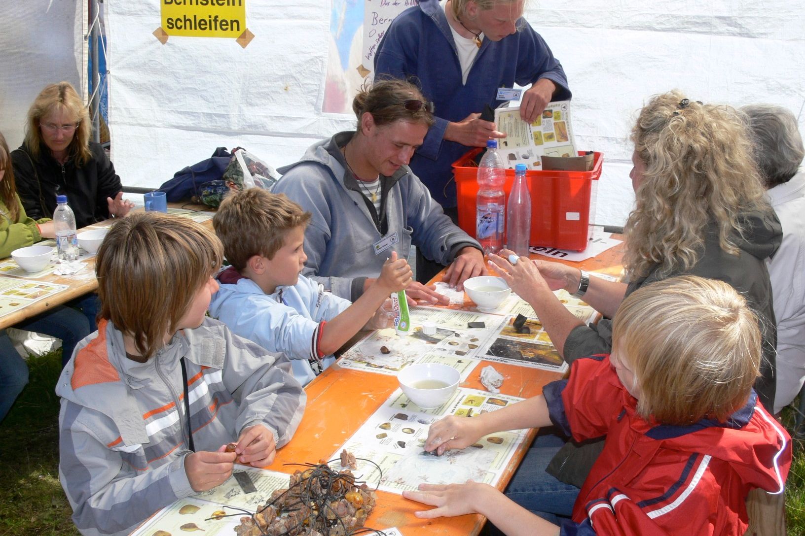 Bei unserem Workshop erklären wir gute und schlechte Strandfunde und schleifen im Anschluss gemeinsam schöne Bernsteinketten.