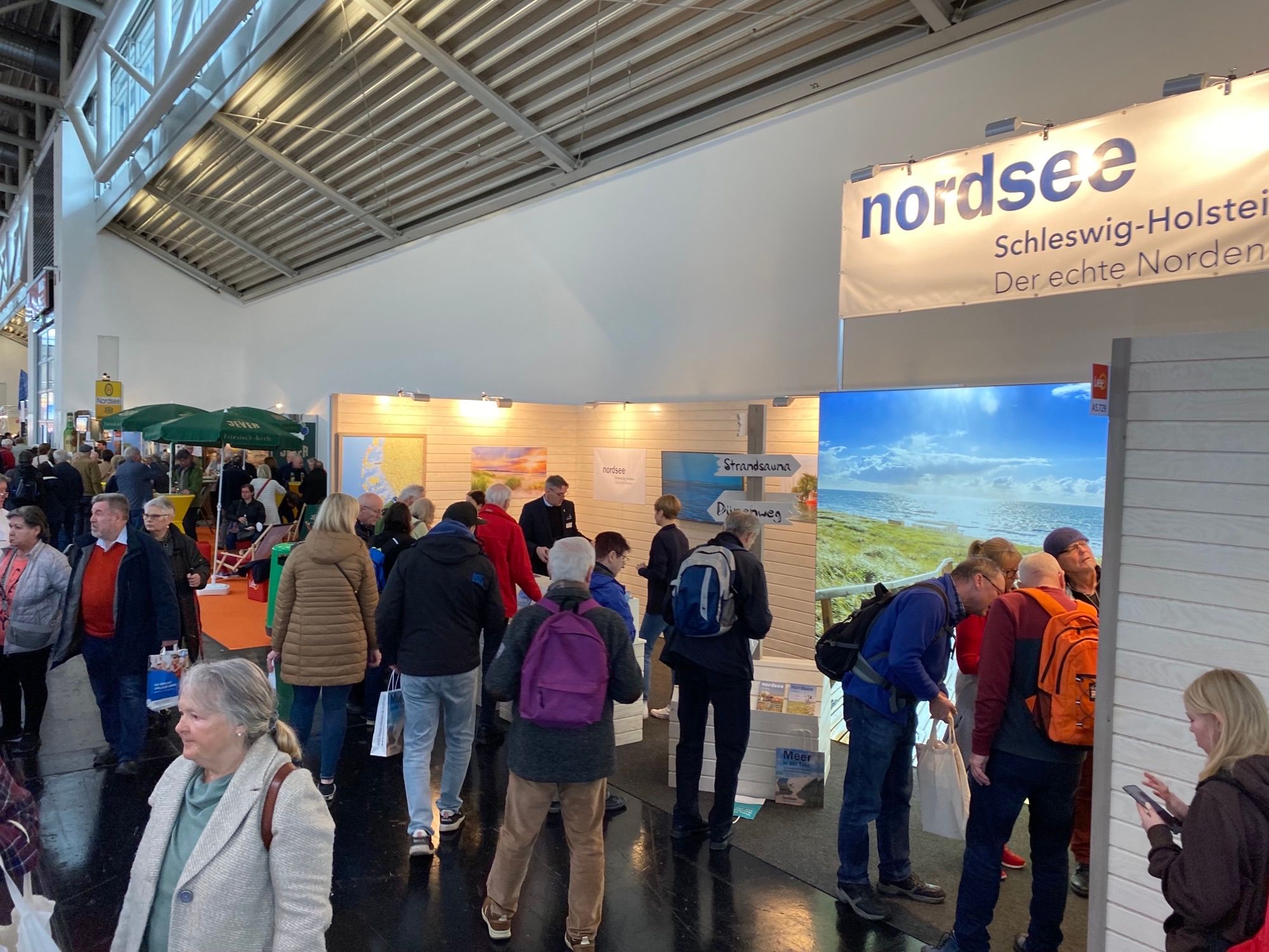 Besucher auf der Messe f.re.e München am Stand der Nordsee Schleswig-Holstein
