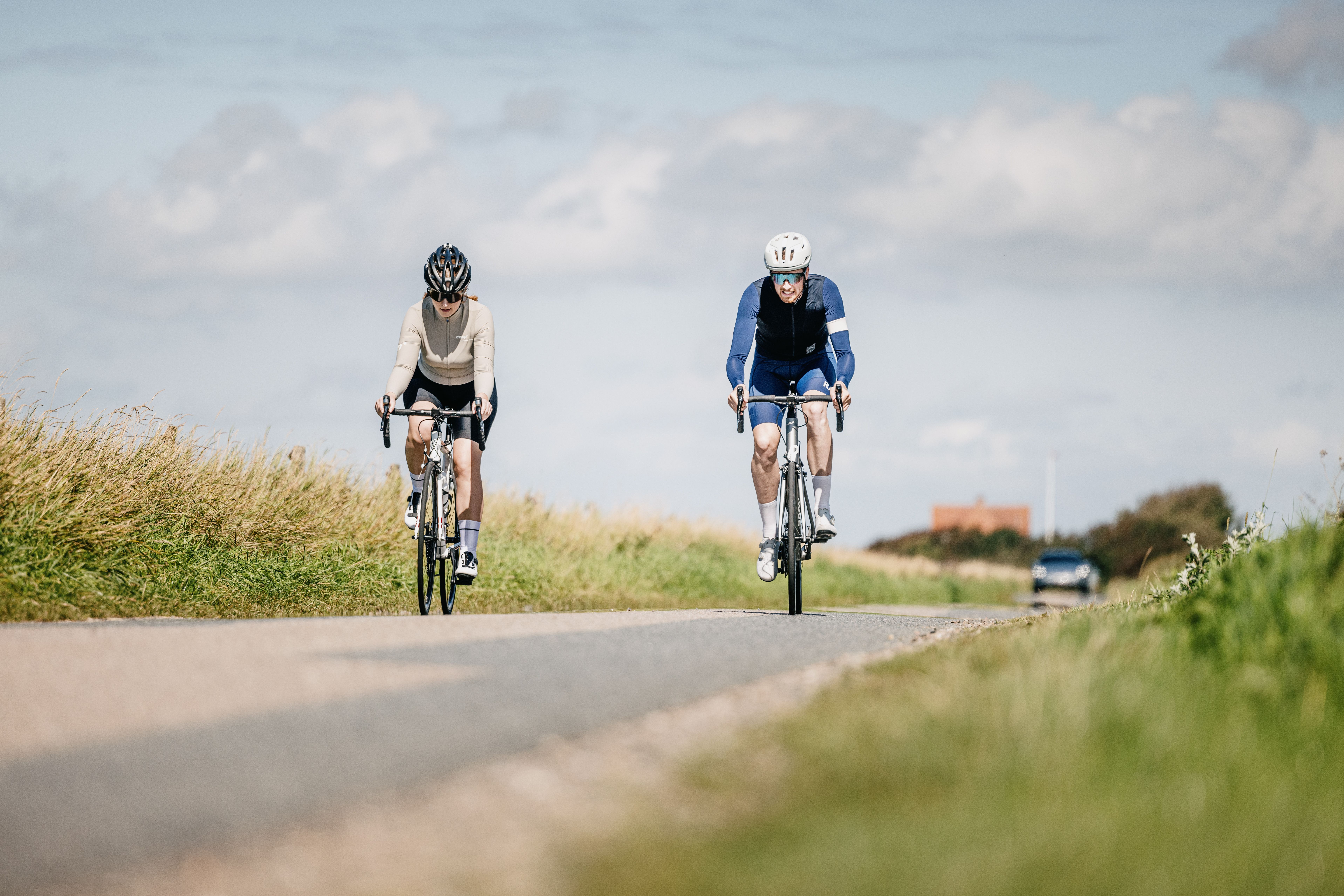 Zwei Radfahrer fahren mit ihren Rennrädern durch Nordfriesland