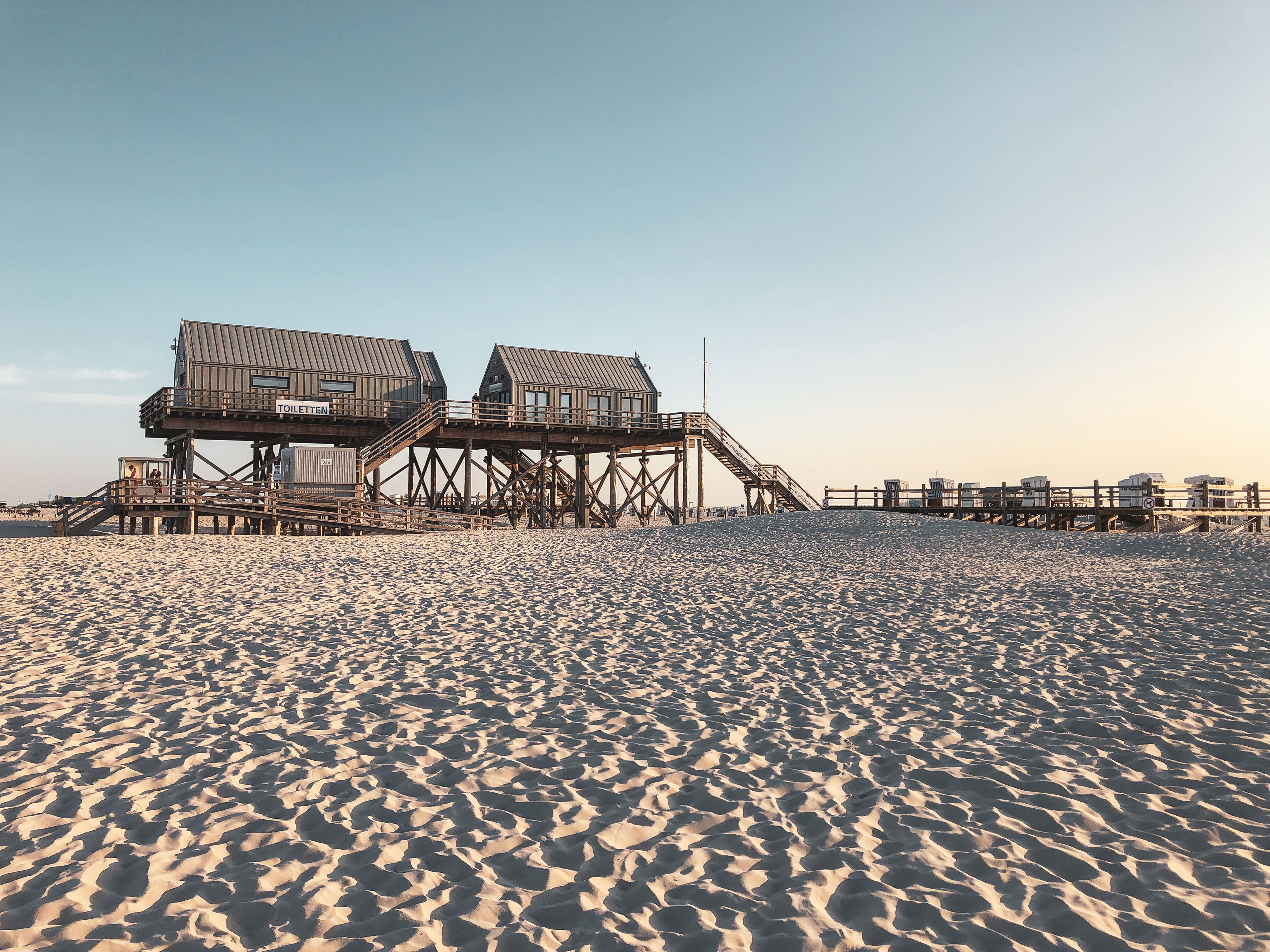 Blick auf den Strand von Bad St. Peter-Ording mit dem Pfahlbau im Hintergrund