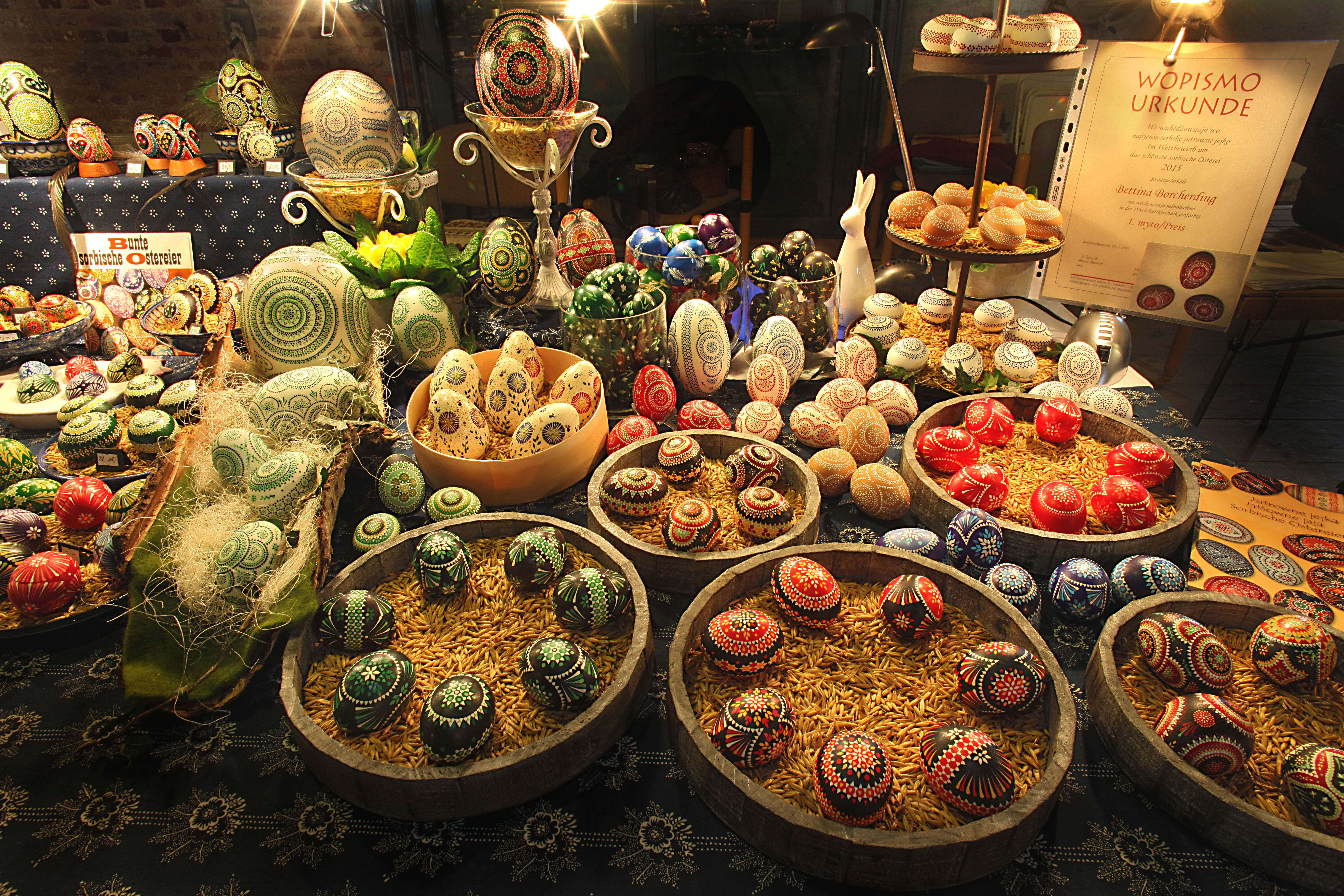 Viel zusehen gibt es auf dem Ostereirmarkt in Tönning, wie hier auf dem Bild viele tolle bunte und kunstvoll verzierte Eier - Foto: Tönning Tourismus