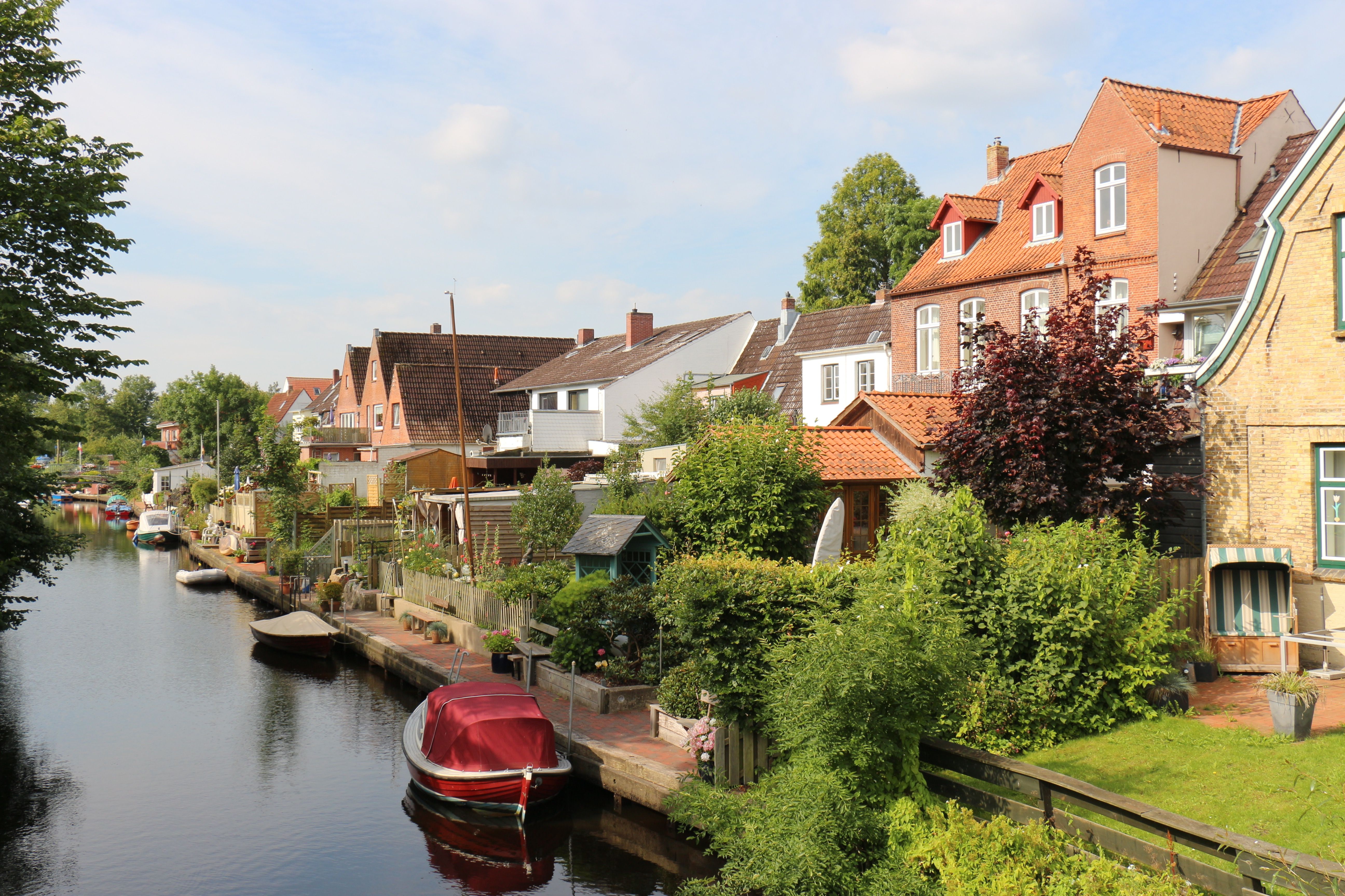 Kleine Boote liegen auf einem Kanal