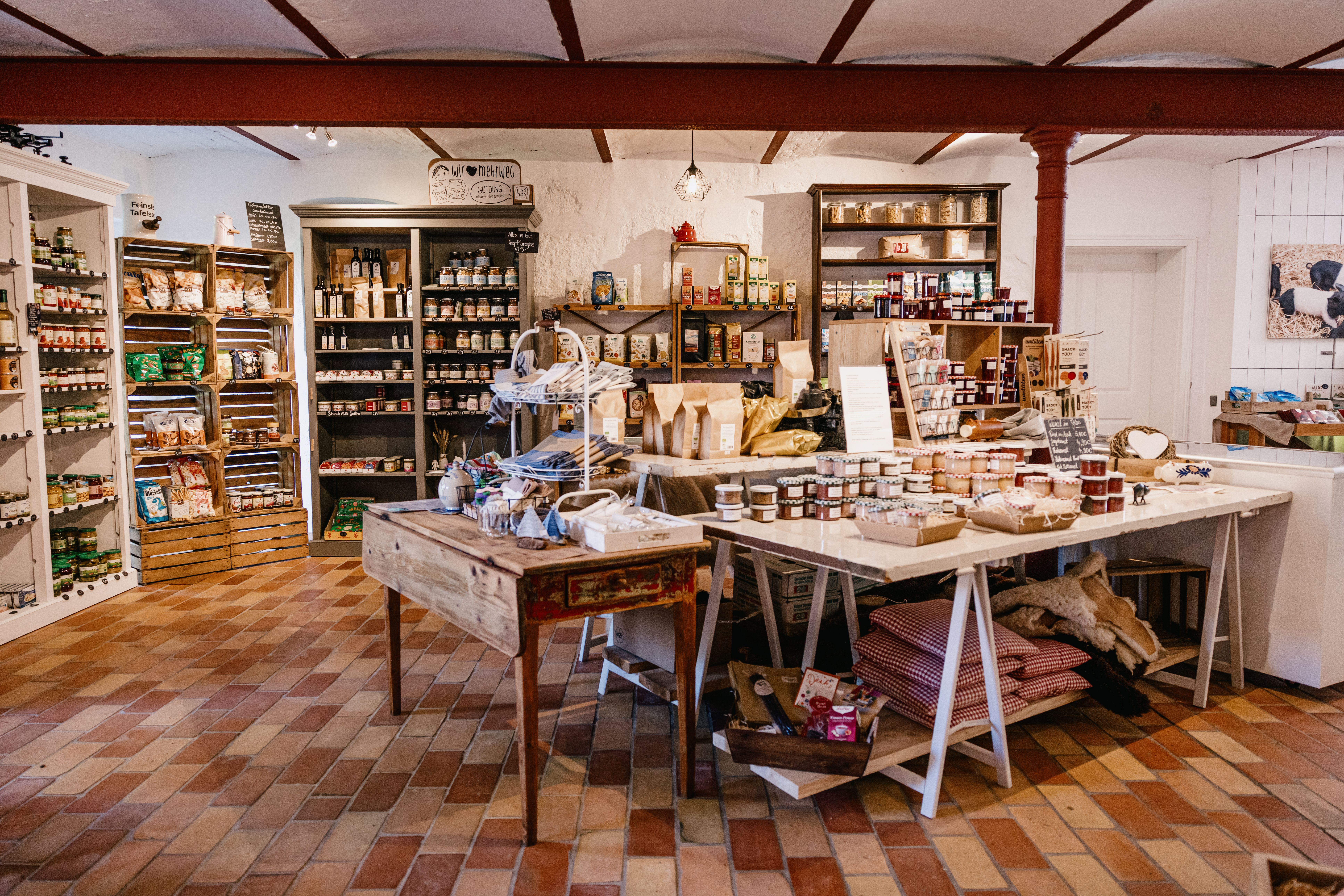 Blick ins Innere des Hofladens in Sprakebüll