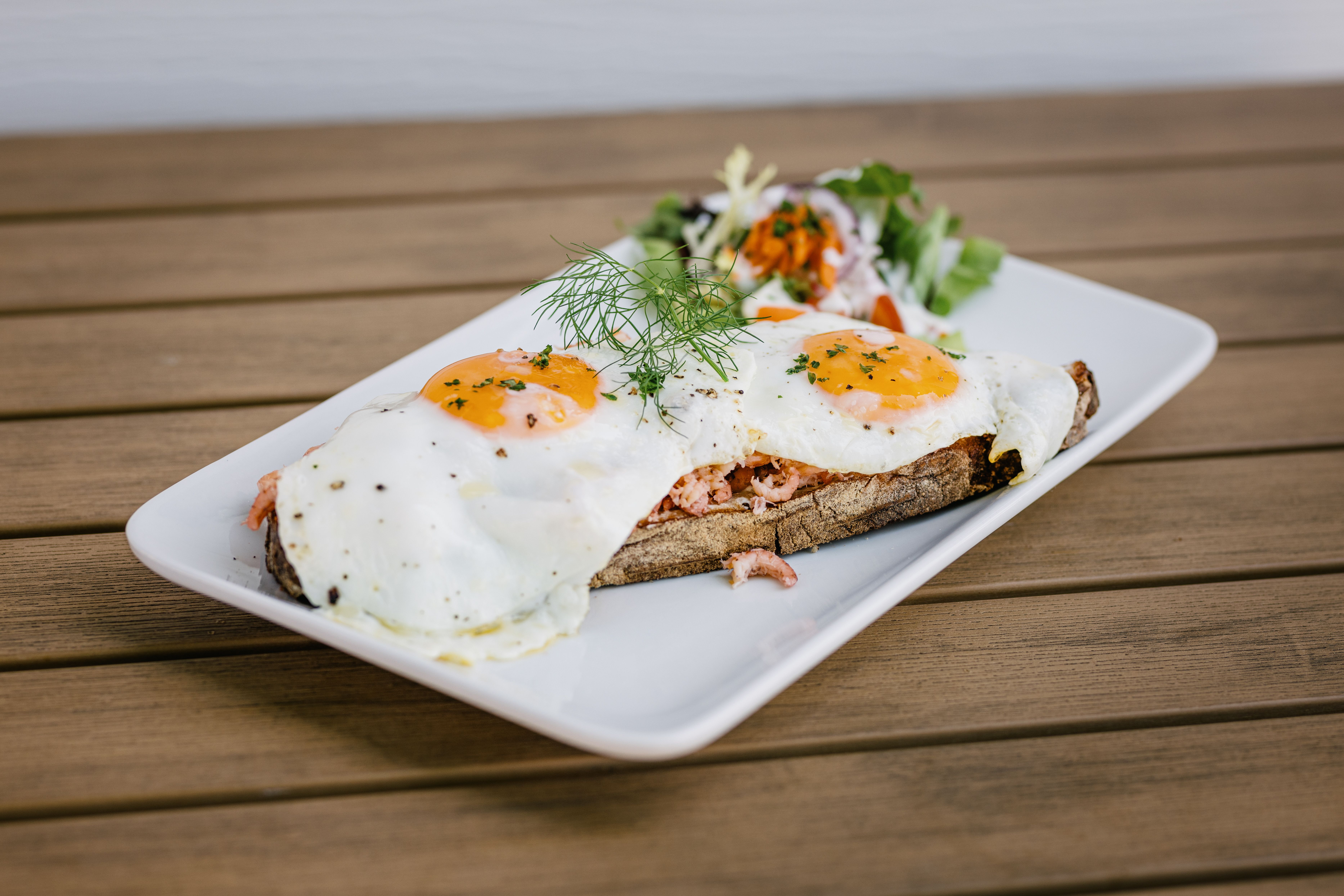 Brot mit Krabben und Spiegelei