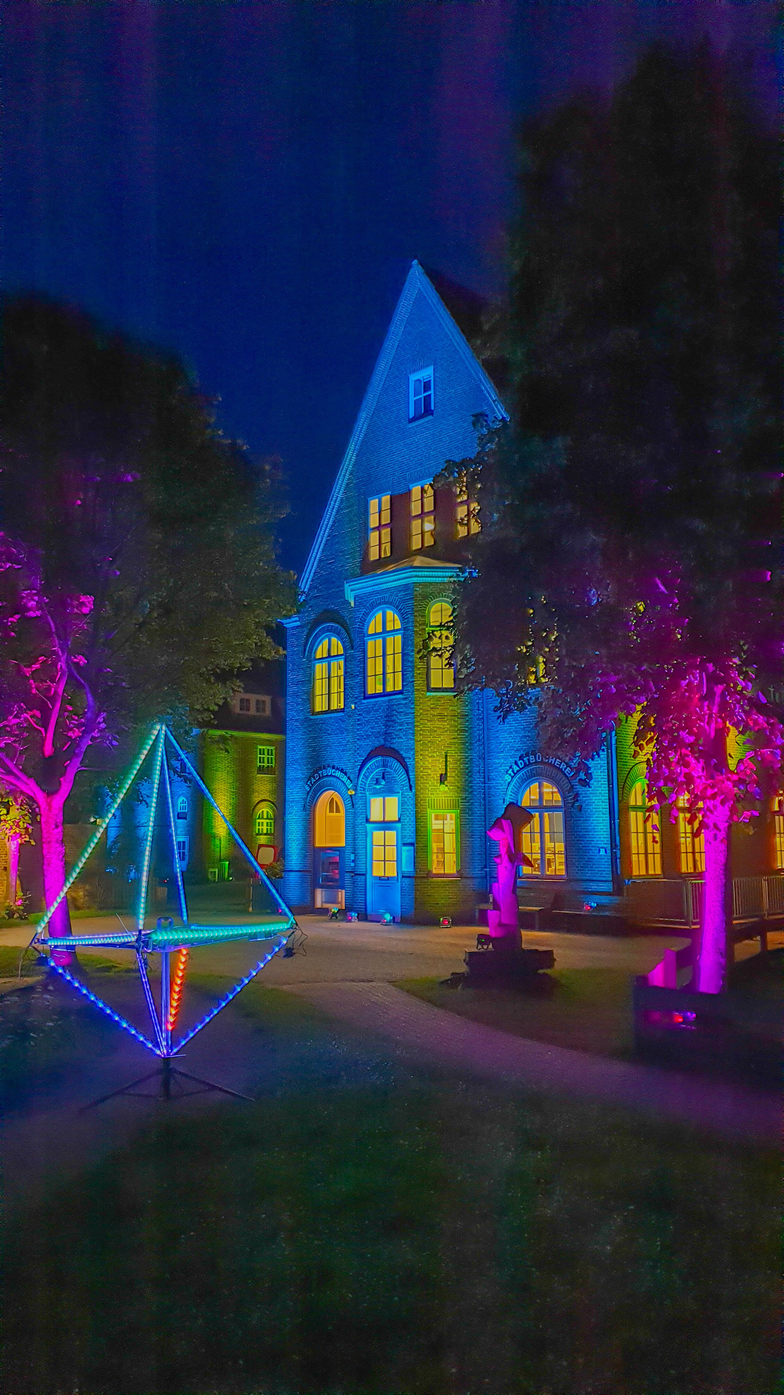 Buntbeleuchtet präsentiert sich die Stadtbücherei in Wyk bei der Lichterwoche auf Föhr.