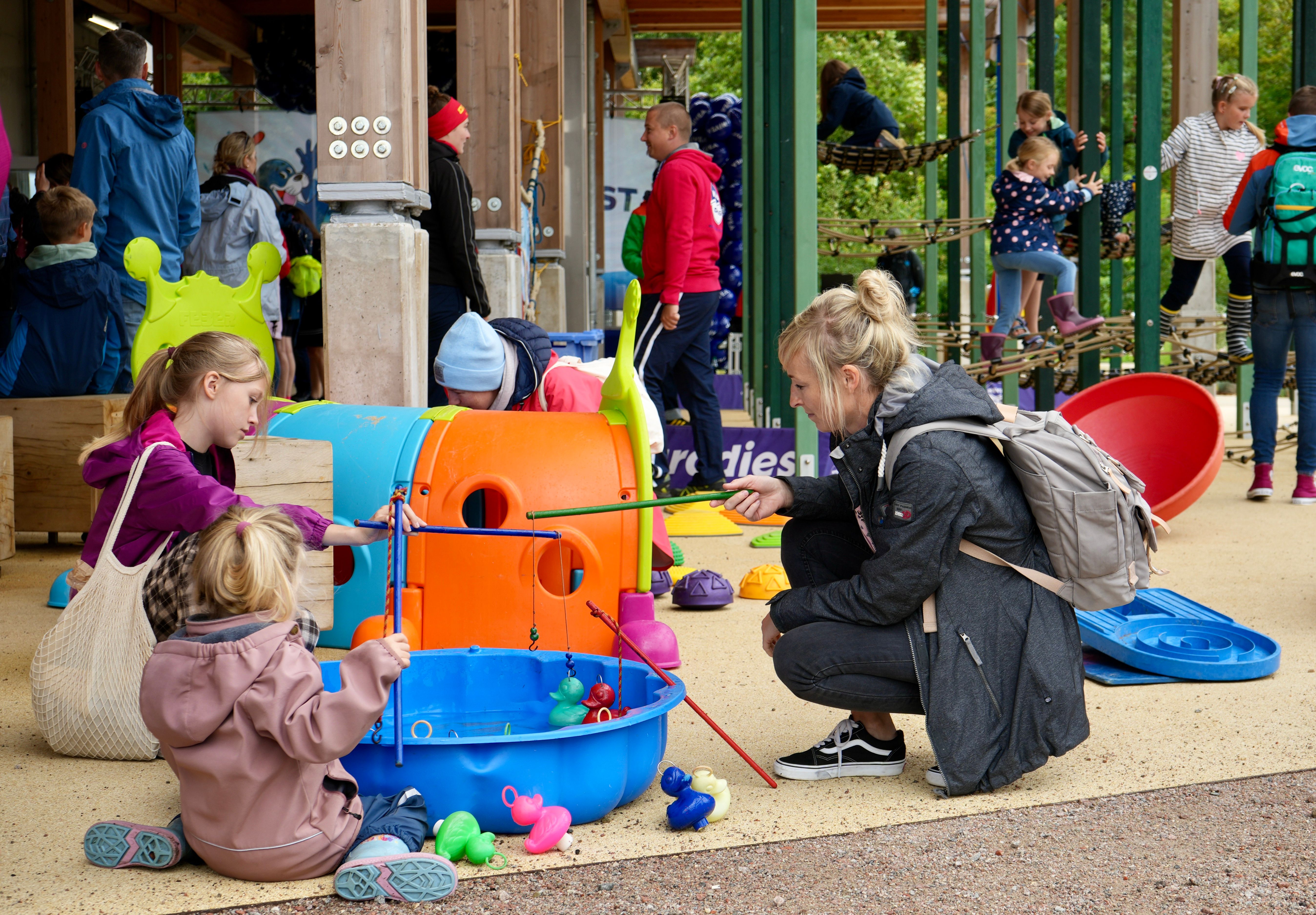 Kinder spielen beim Familienfest