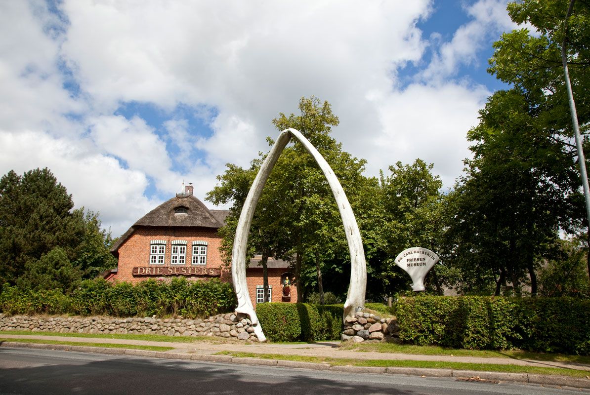 Ein eindrucksvoller Torbogen aus Walknochen bildet den Eingang zum Friesenmuseum auf Föhr