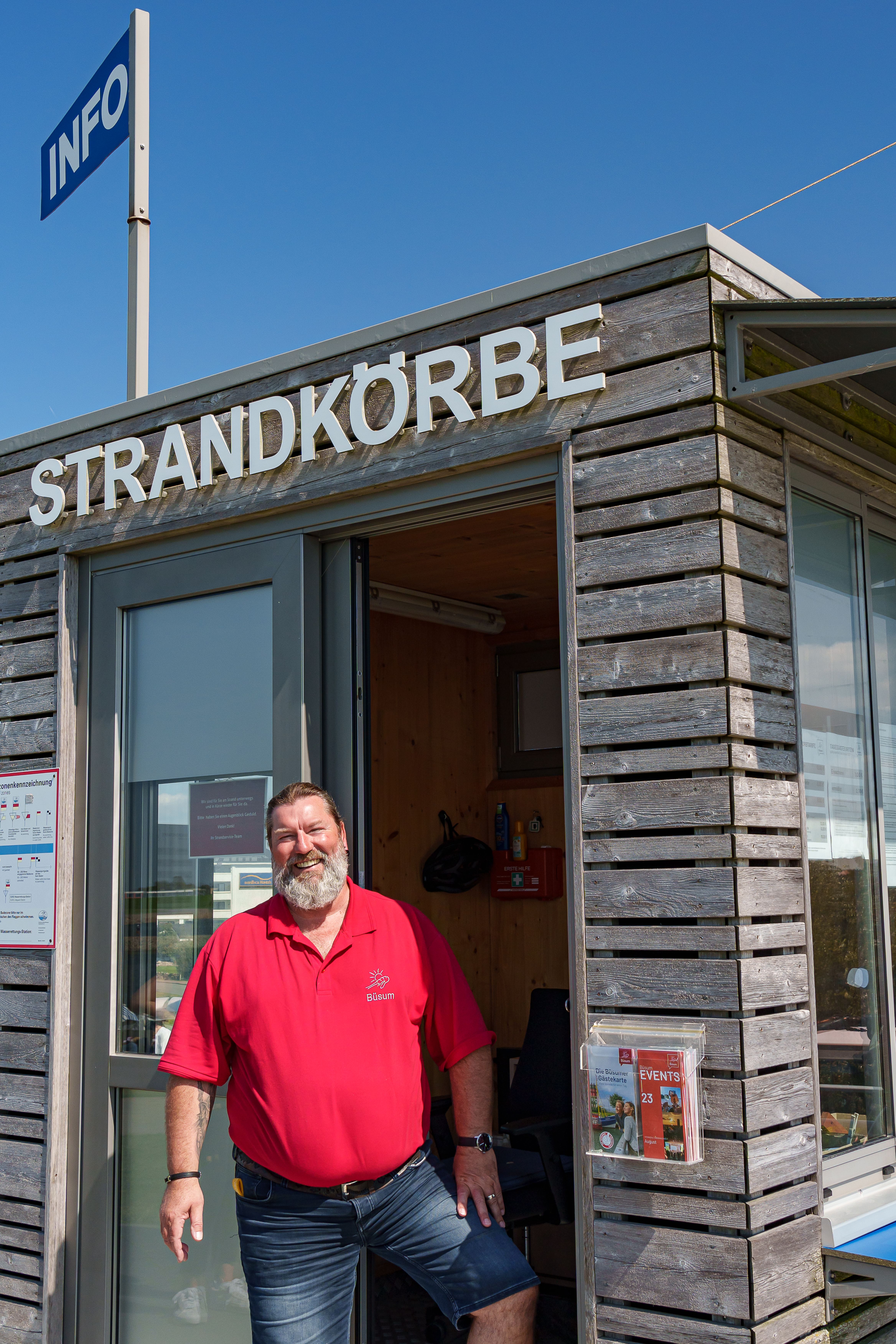 Bodo Schmidt beim Kassenhäuschen & Strandkorbverleih