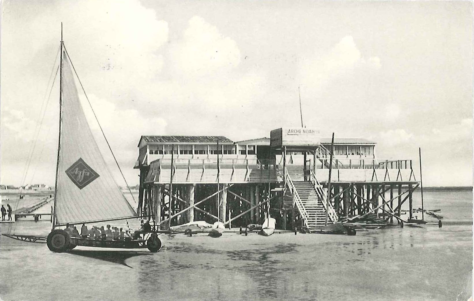 Pfahlbau-Restaurant Arche Noah mit einem Strandsegler an der Seebrücke in St. Peter-Ording.