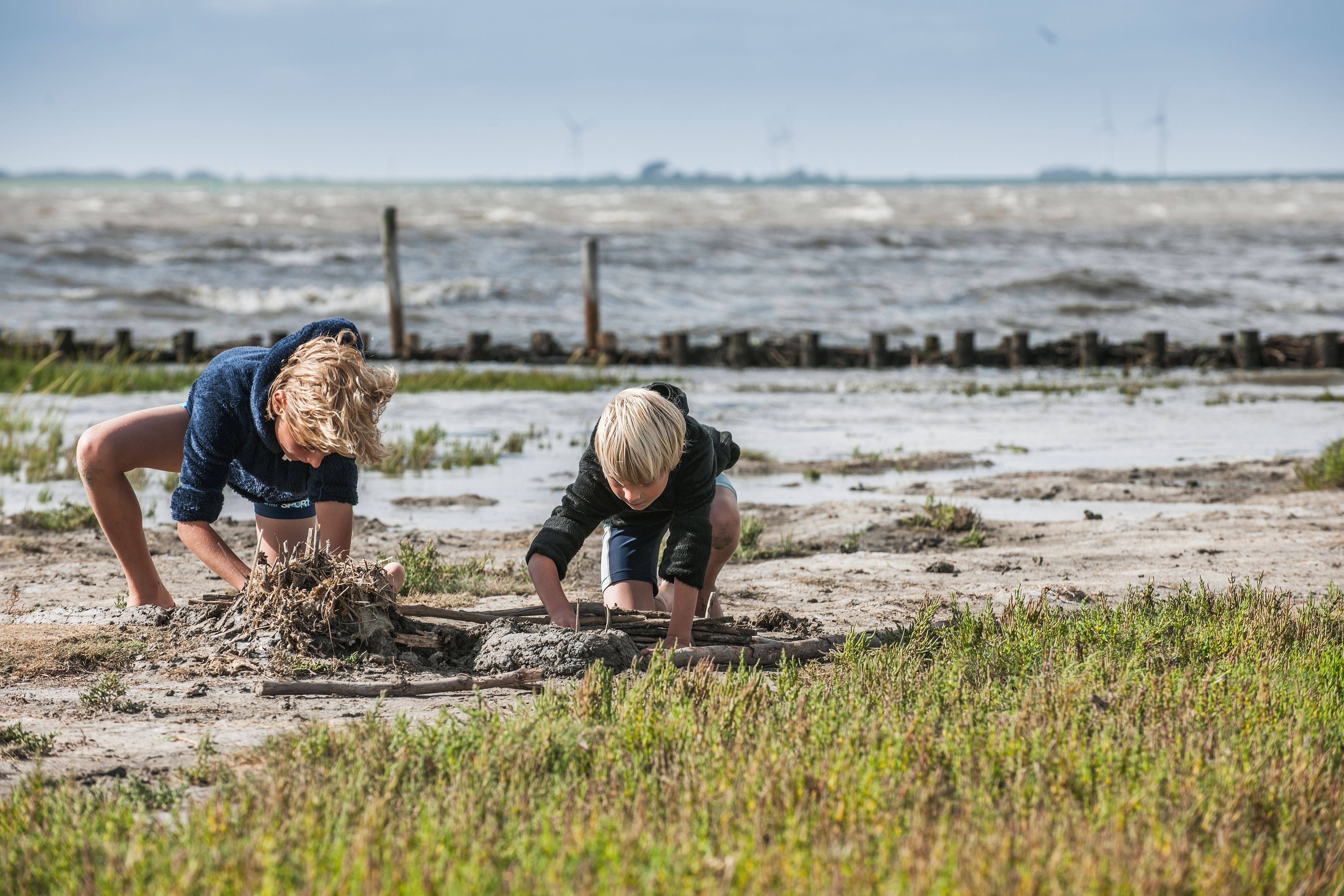 Kinder spielen am Nordseestrand im Watt