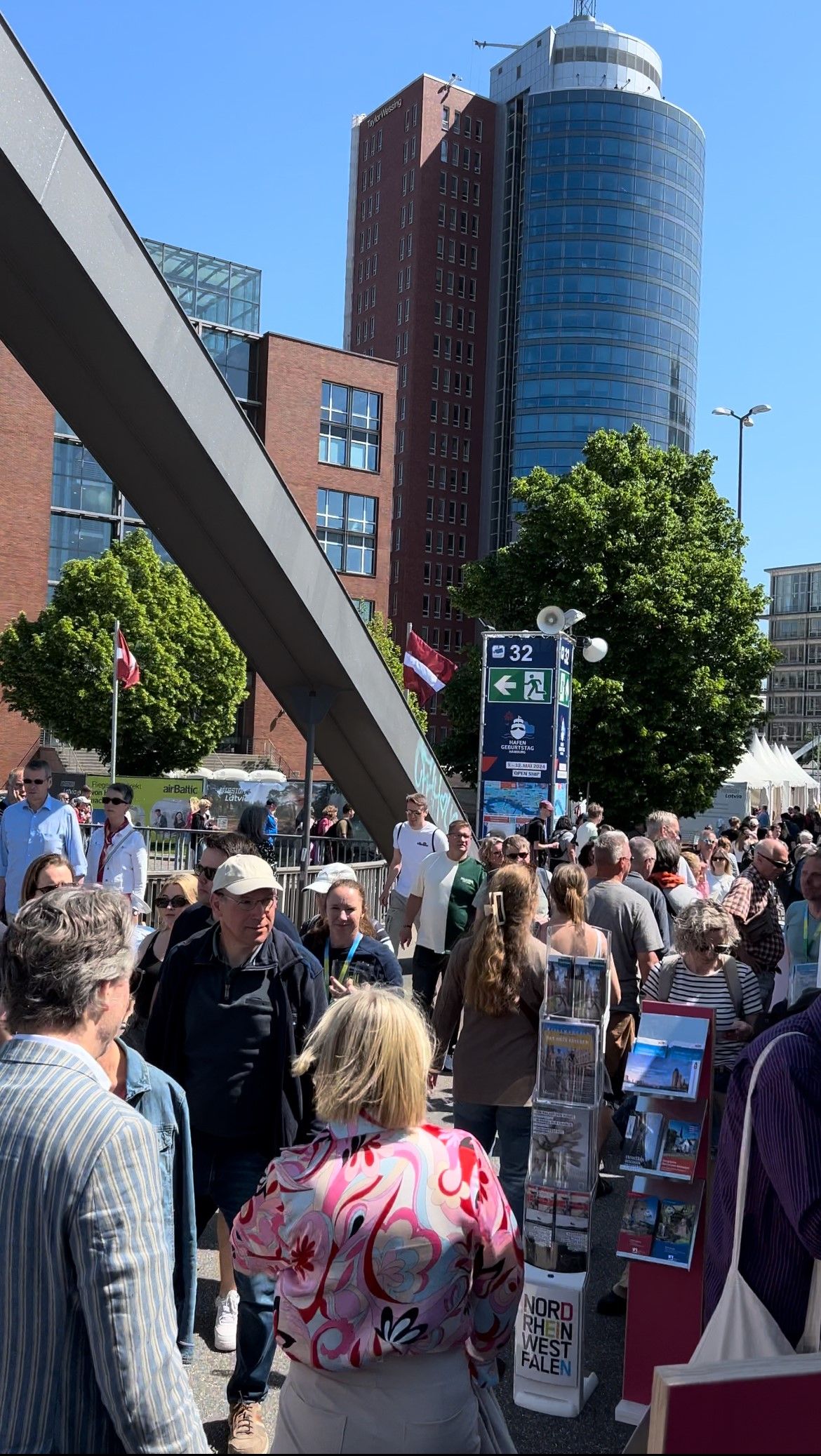 Besucher des hamburg Hafengeburtstages, drängen sich an den Tourismuszelten vorbei.