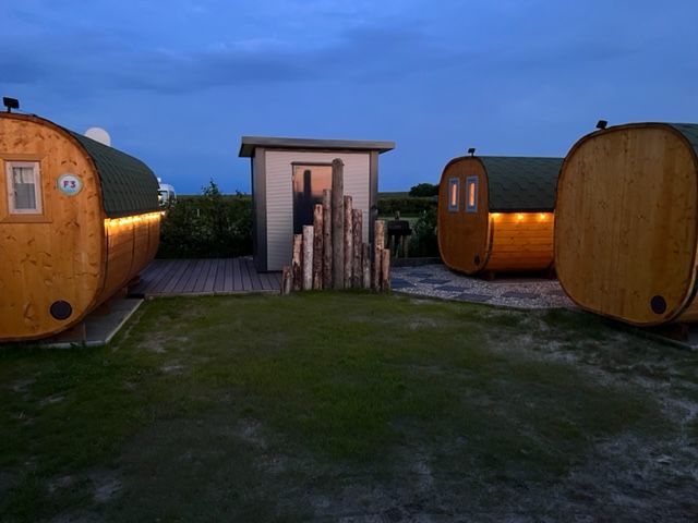 Mehrere Fasssaunen stehen nebeneinander