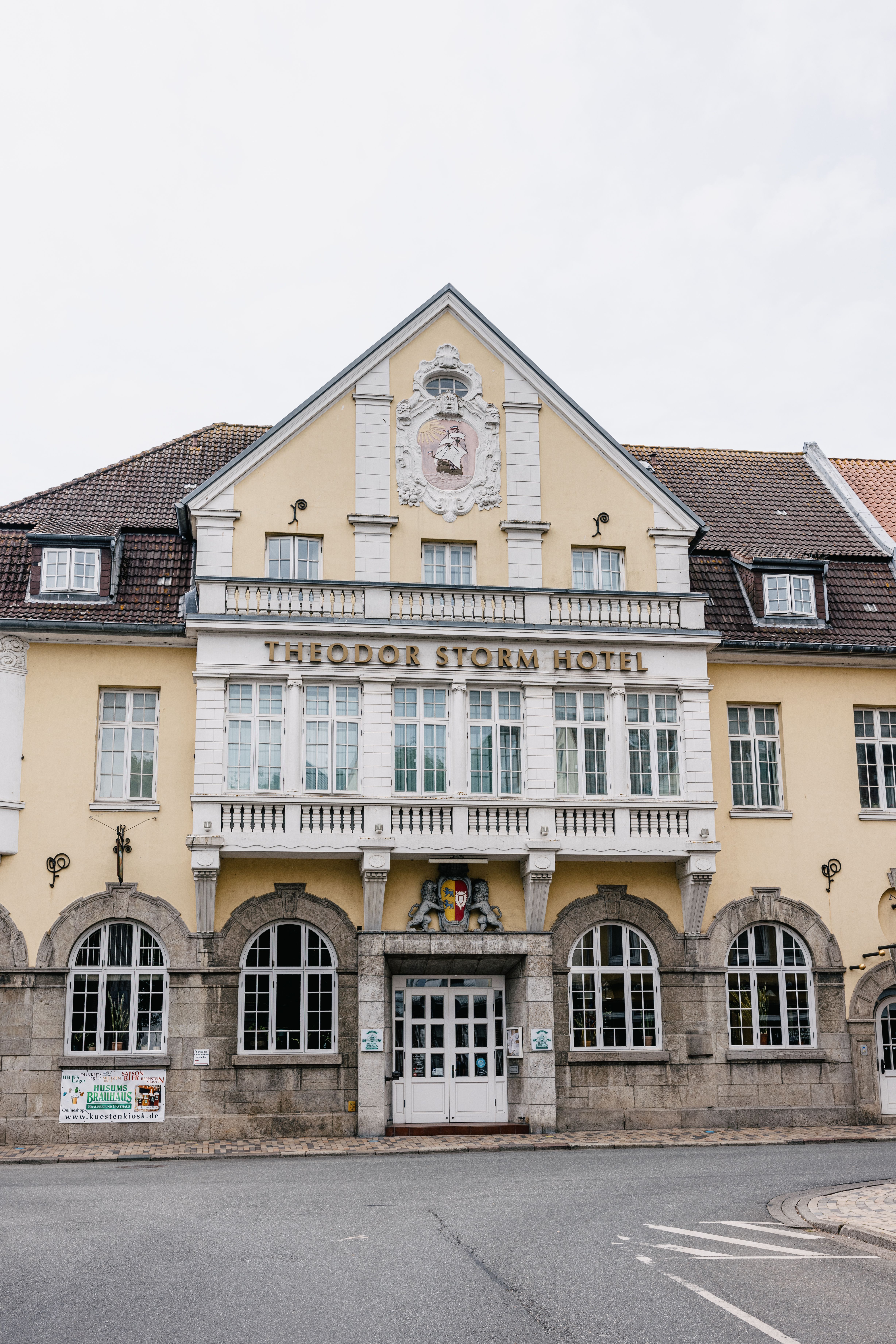 Der Eingang zum Husumer Brauhaus unter dem Theodor Storm Hotel