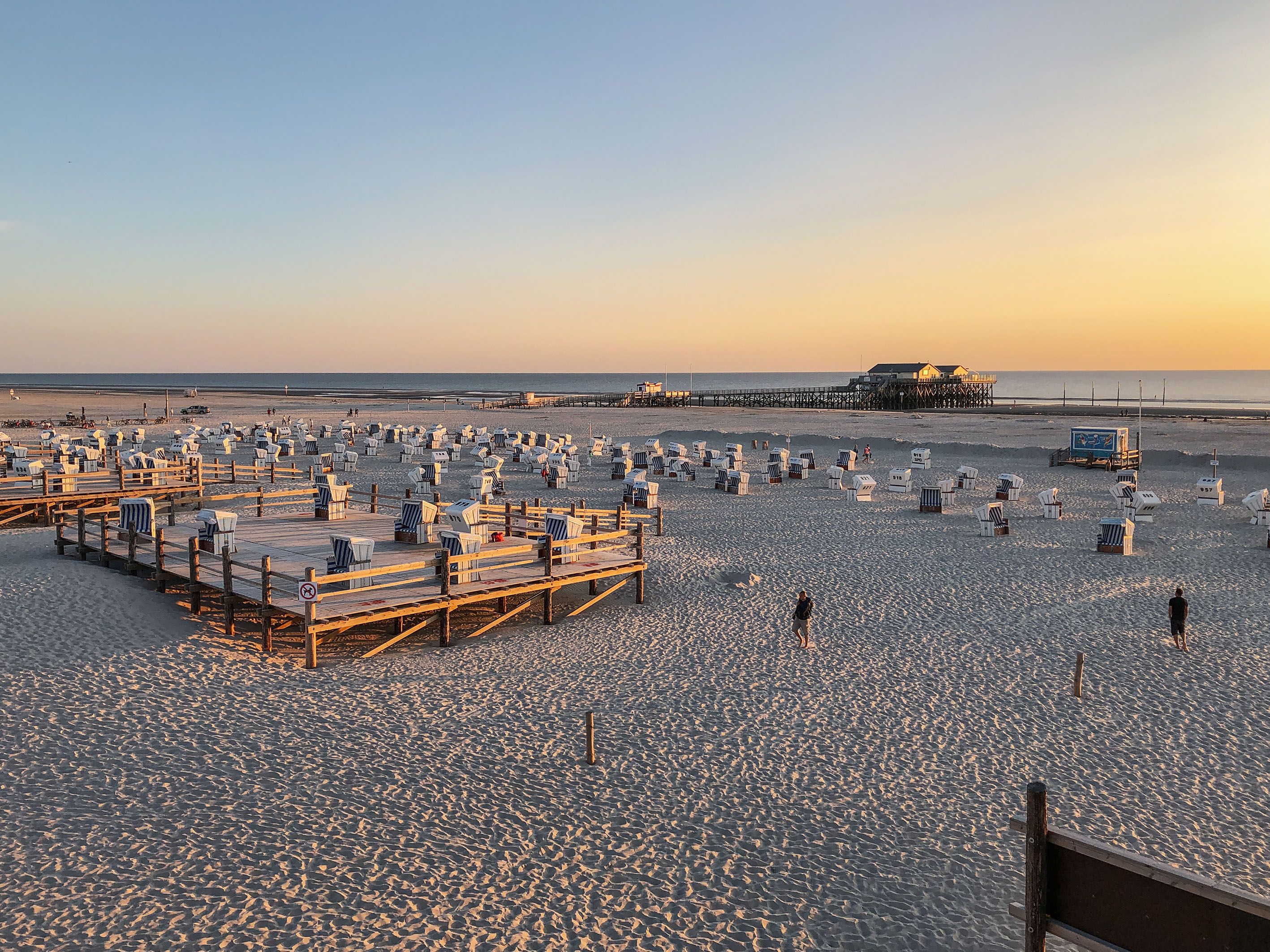 Blick auf den Strand von Bad St. Peter-Ording mit vielen Strandkörben