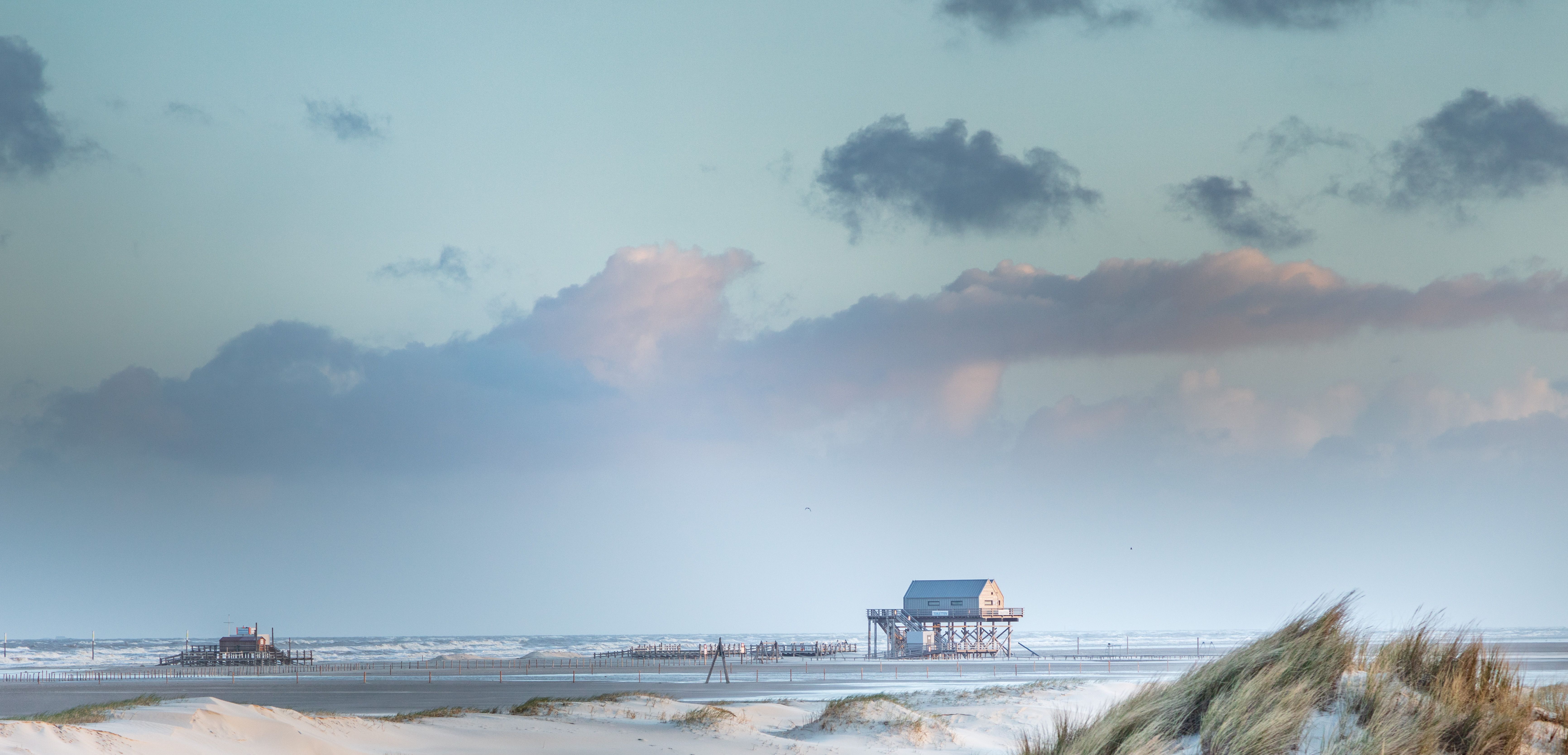 Pfahlbauten in St. Peter-Ording bei Sturm im Winter