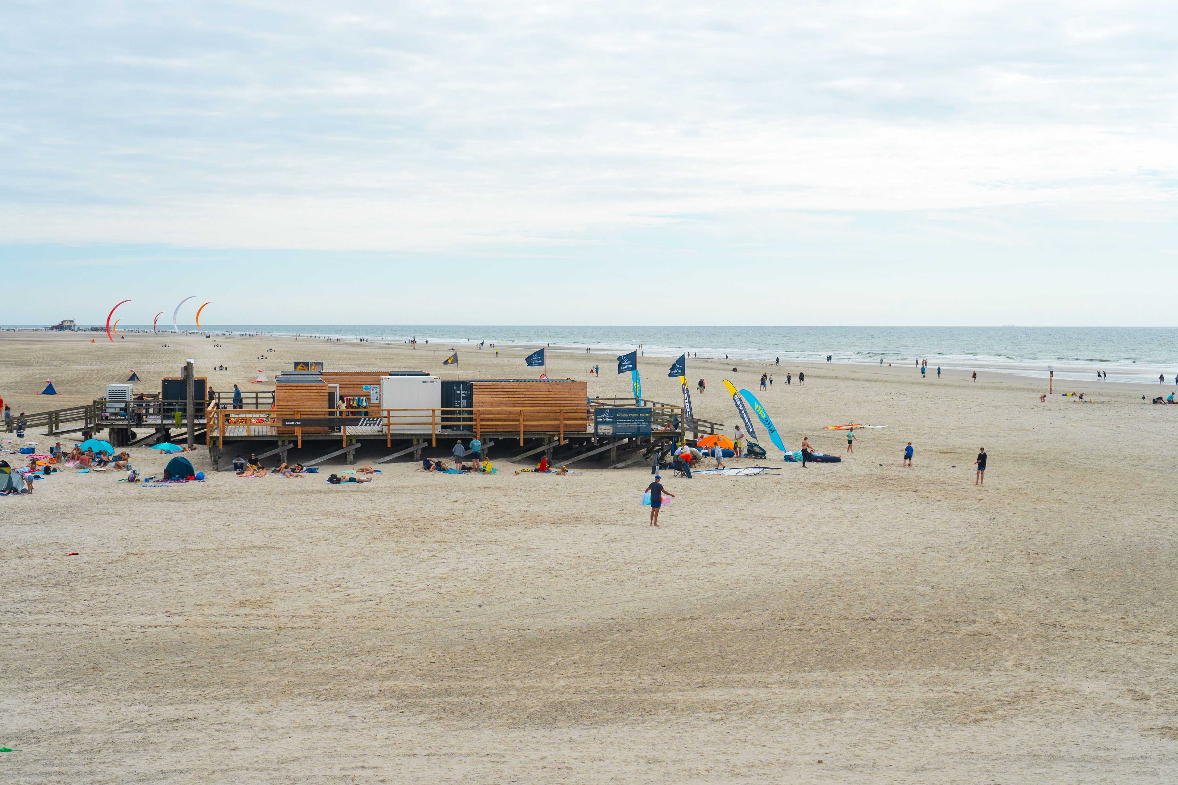 Das Podest der Surfschule surfvibes von der Strandbar 54 ° aus gesehen. Foto: TZ SPO