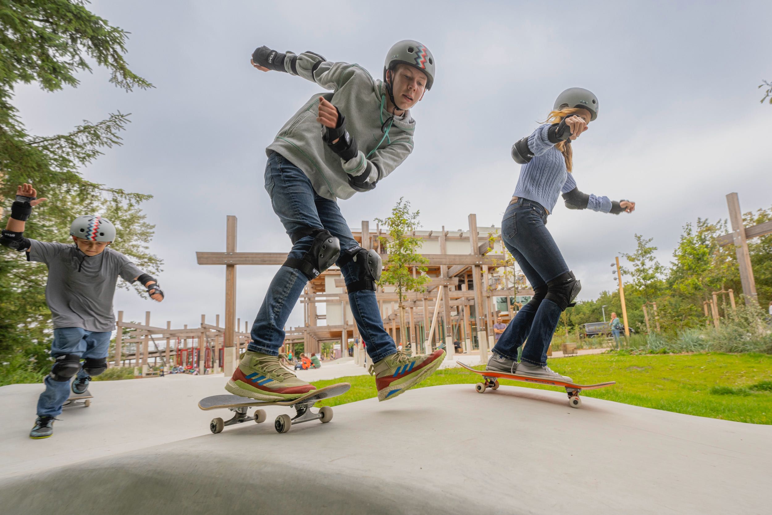 Drei Kinder fahren mit ihren Skateboards