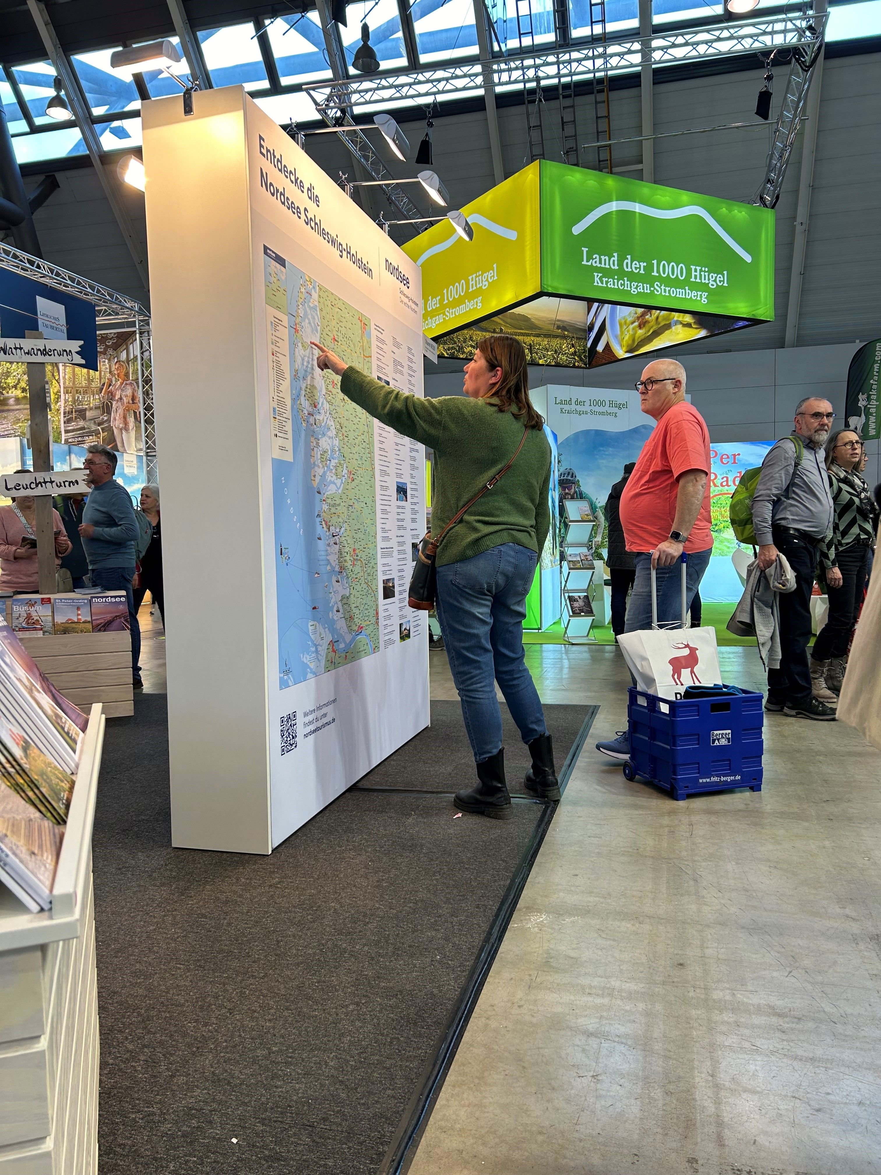 Besucher am Stand der Nordsee Schleswig-Holstein auf der Messe CMT in Stuttgart