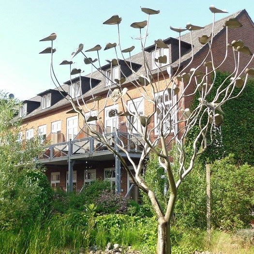 Außenansicht mit Baum - Bio-Hotel Miramar in Tönning