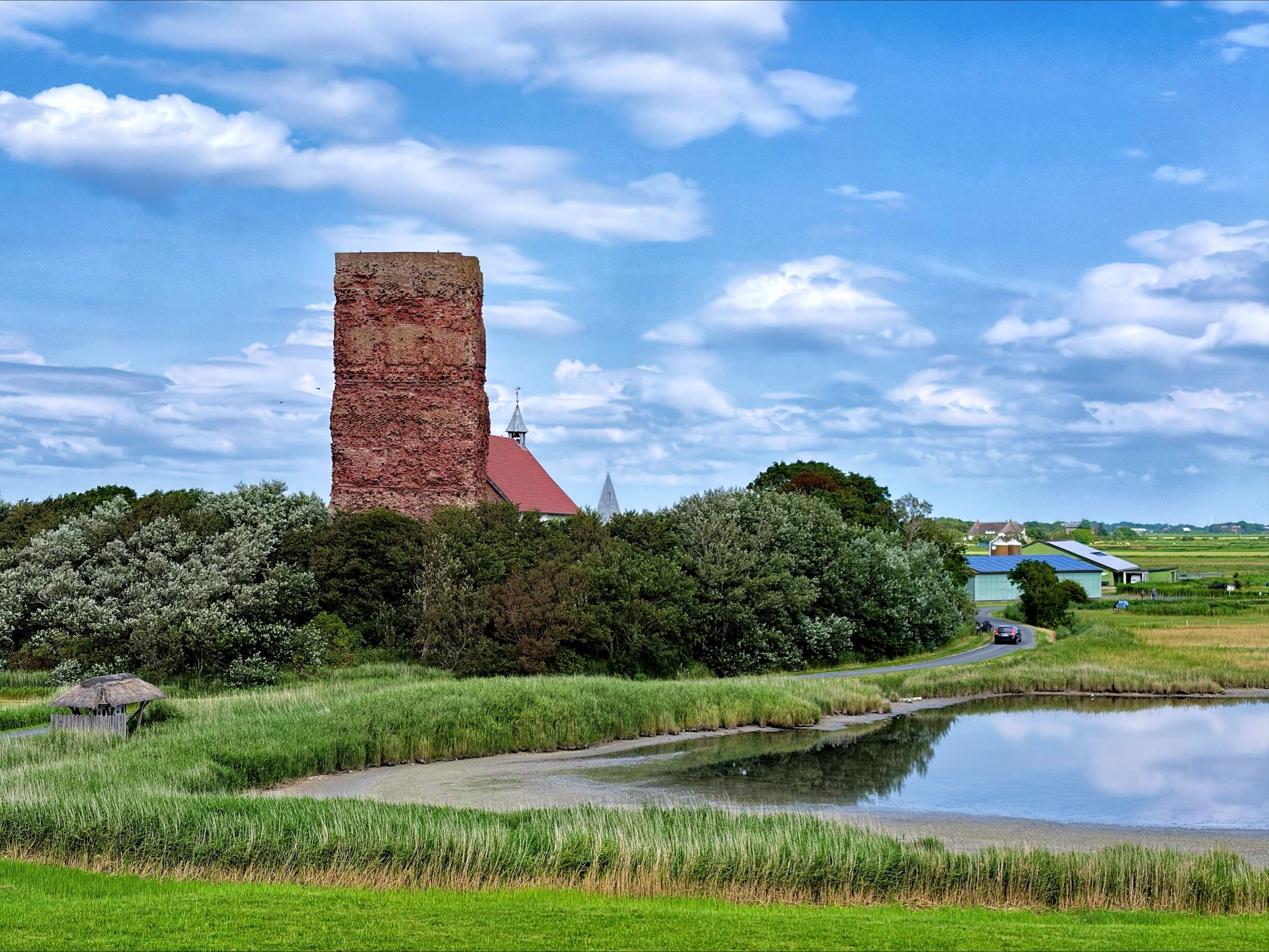 Die alte Pellwormer Kirche St. Salavator mit der Turmruine von der Deichseite aus fotografiert. – Foto: Gary Asmussen
