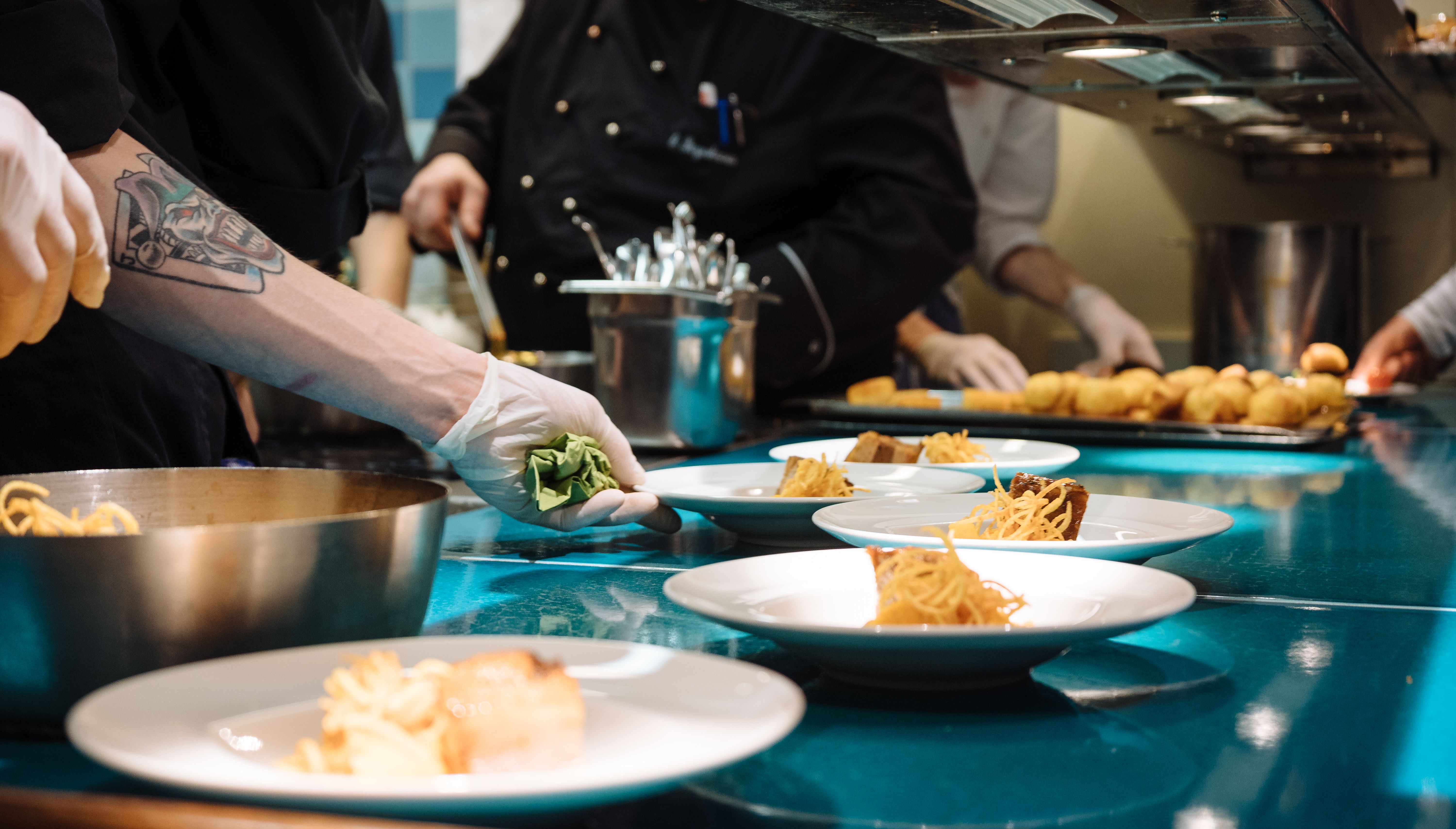 Am sogenannten Pass in der Küche, werden die Gerichte auf dem Teller fertig gestellt.