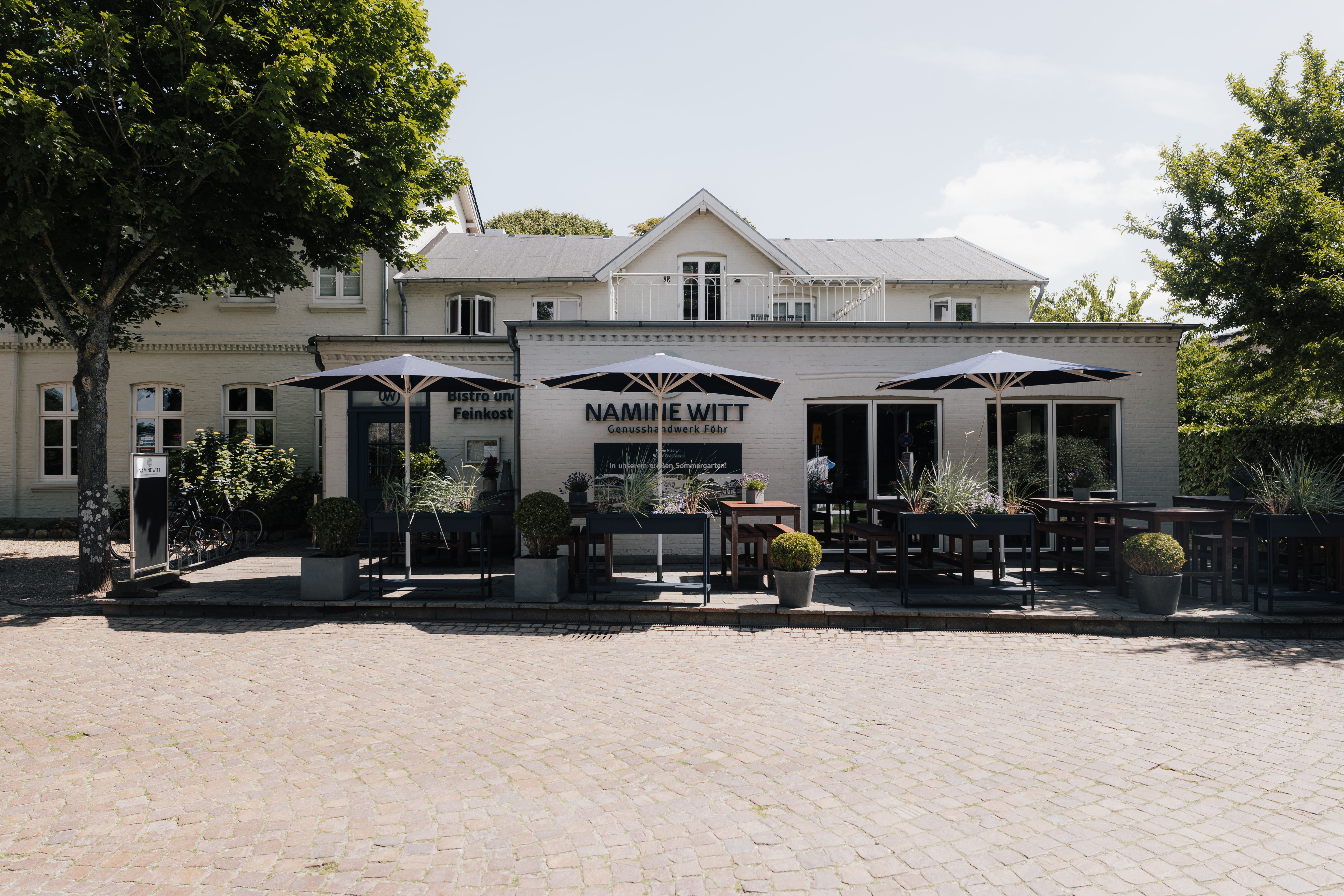 Das Restaurant Namine Witt auf Föhr von der Straßenansicht mit Außenterrasse. Foto: Namine Witt