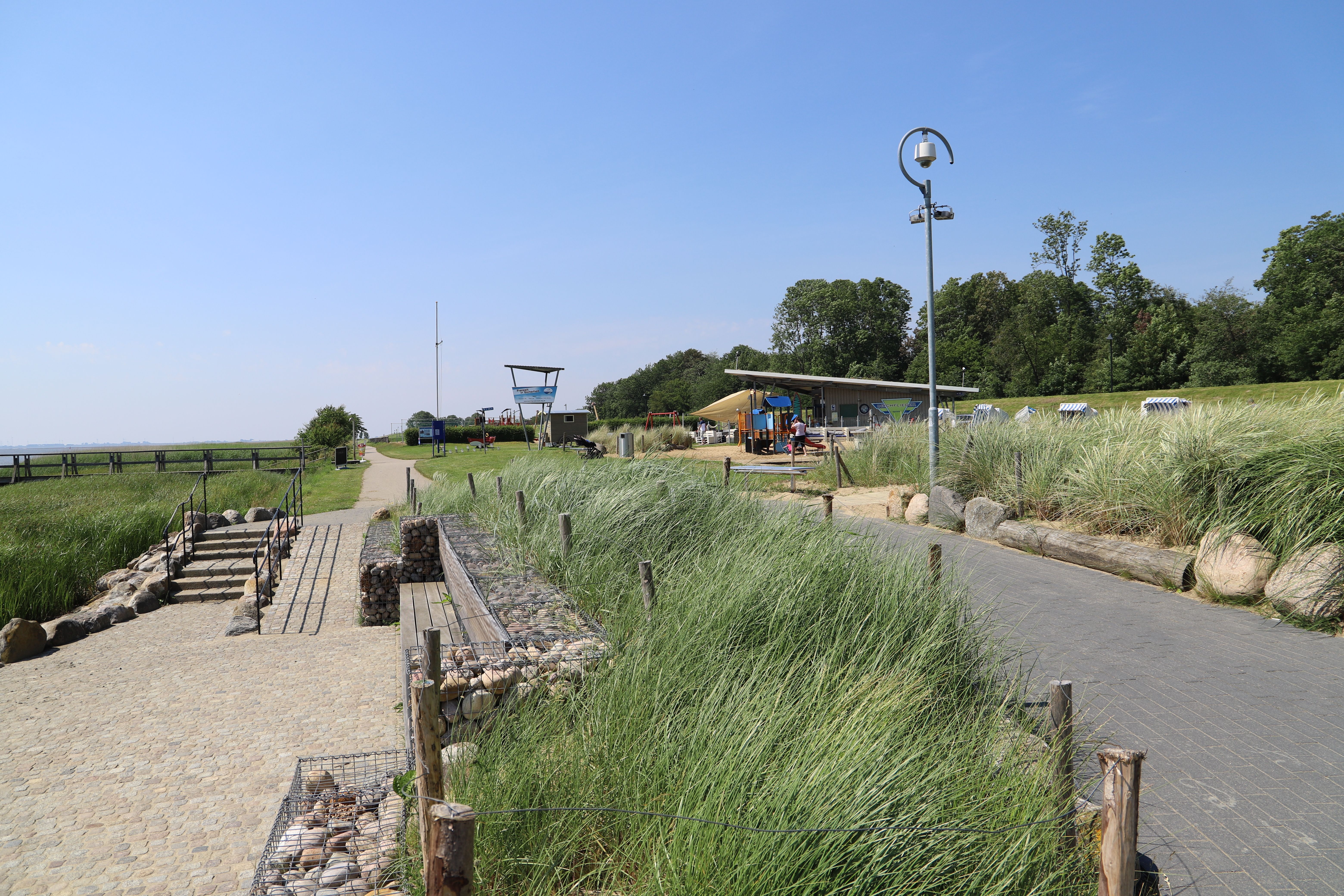 Blick vom Strandaufgang hin zum Dünengras