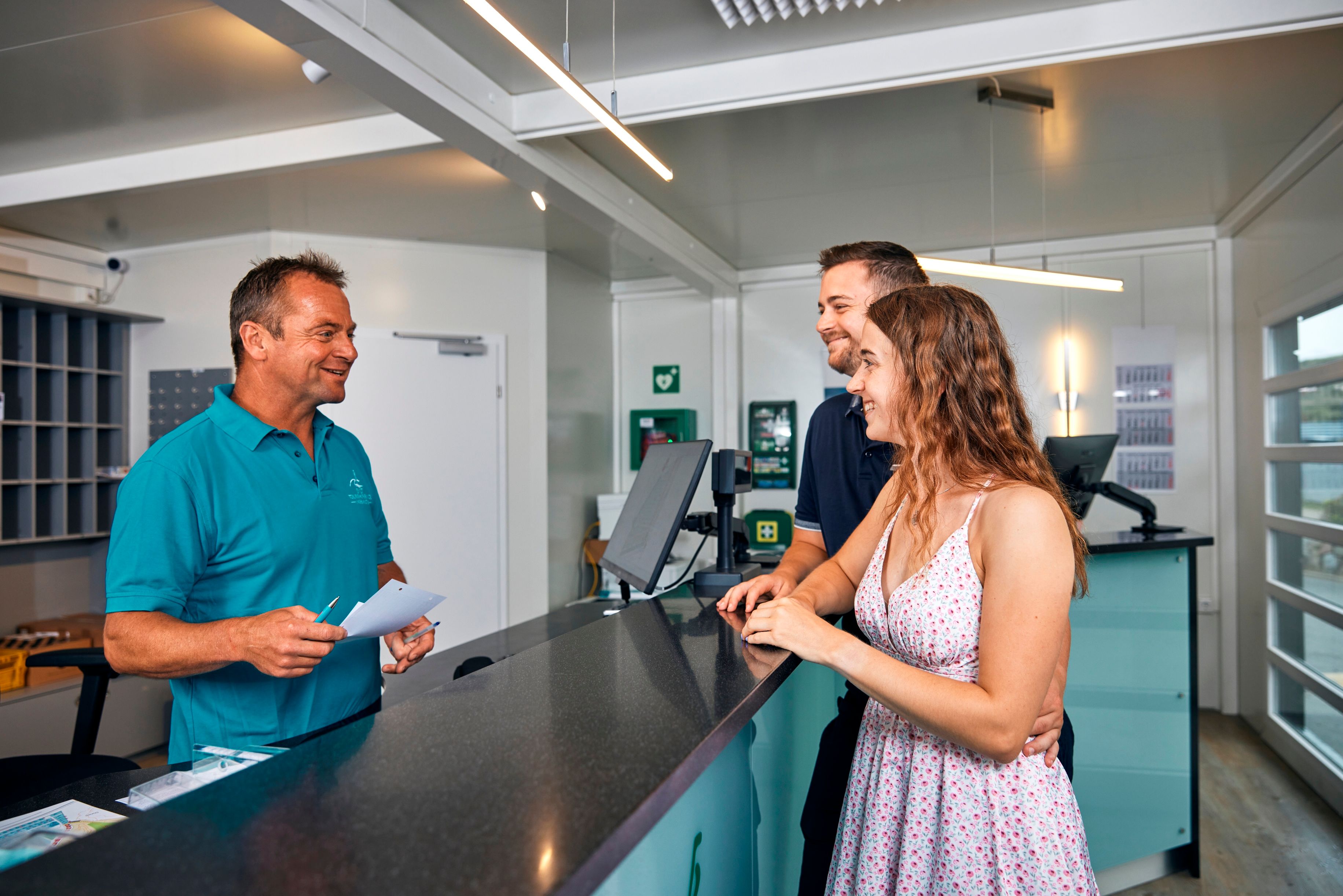 Gäste checken an der Rezeption des Campingplatzes ein