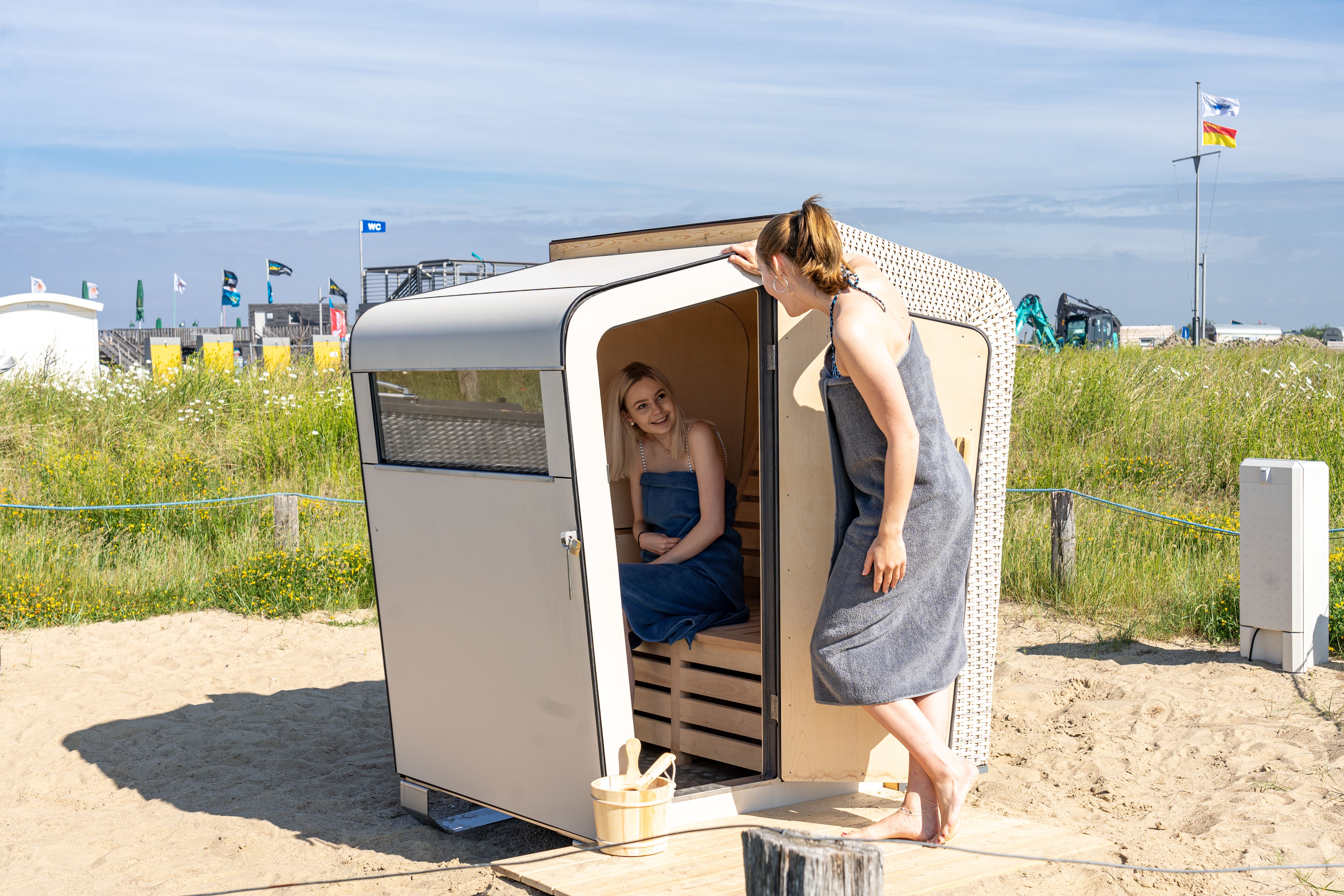 Frau sitzt in Büsumer Strandkorbsauna