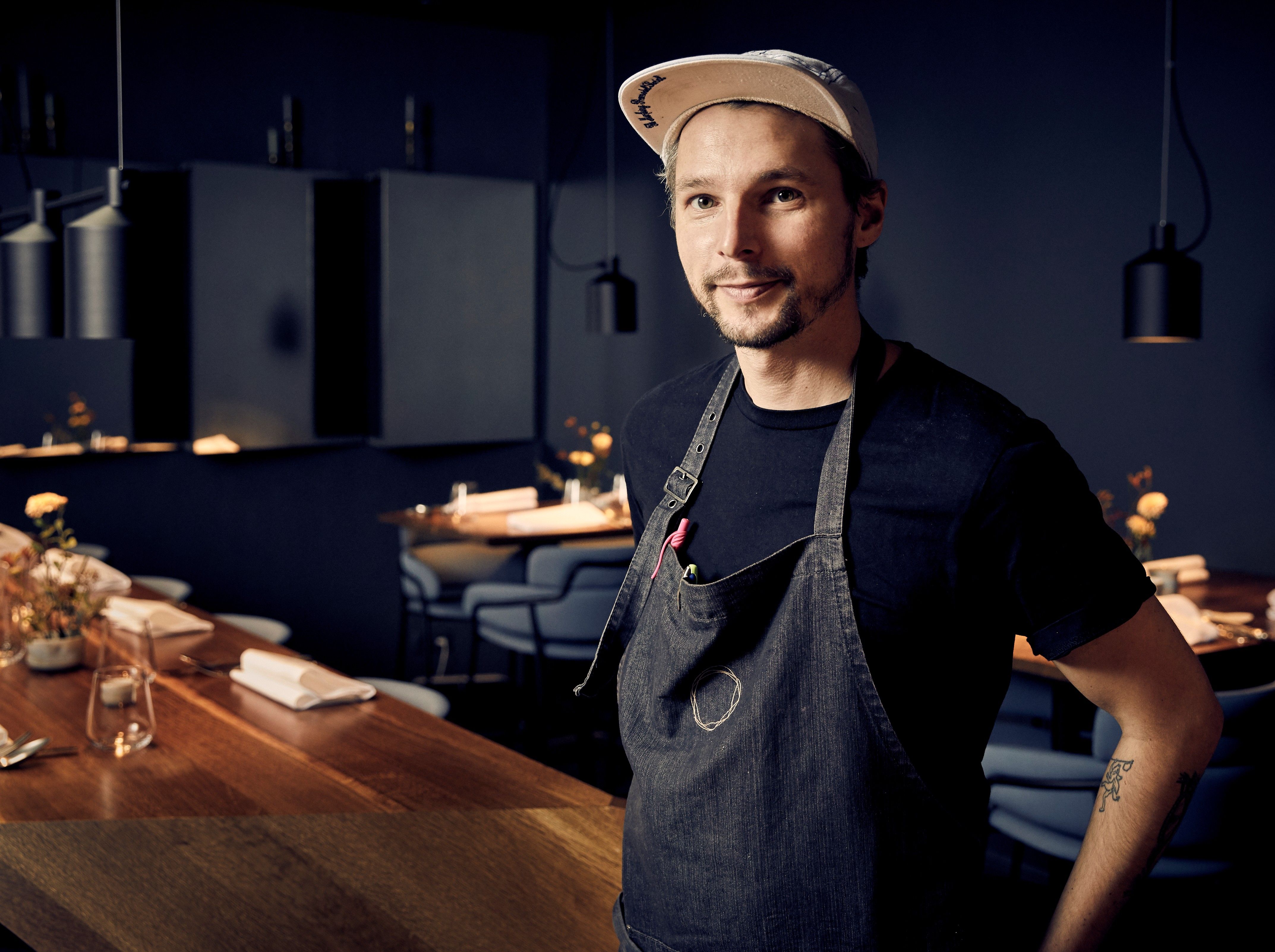 Thomas Elstermeyer mit Kappe und Schürze. Foto: Fanni Herman Photography
