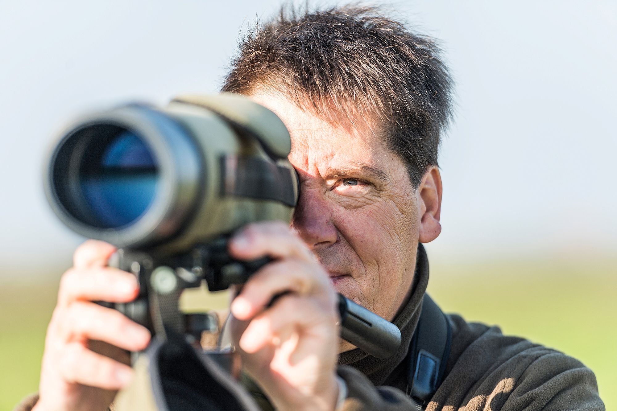Ein Ranger schaut durch ein Spektiv. Foto: Franke | LKN.SH