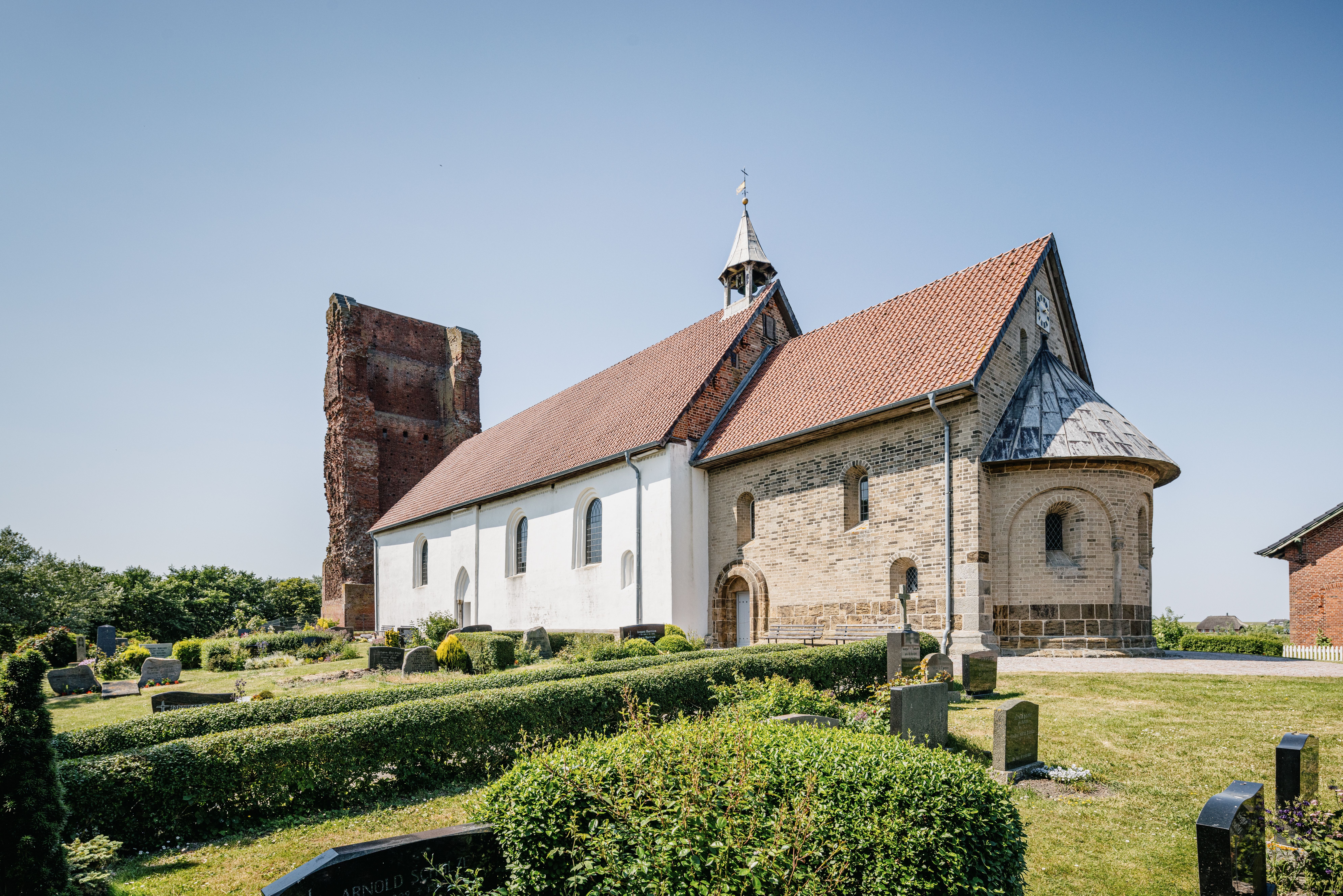 Eine beliebte Sehenswürdigkeit ist die Alte Kirche St. Salvator auf Pellworm mit der Turmruine