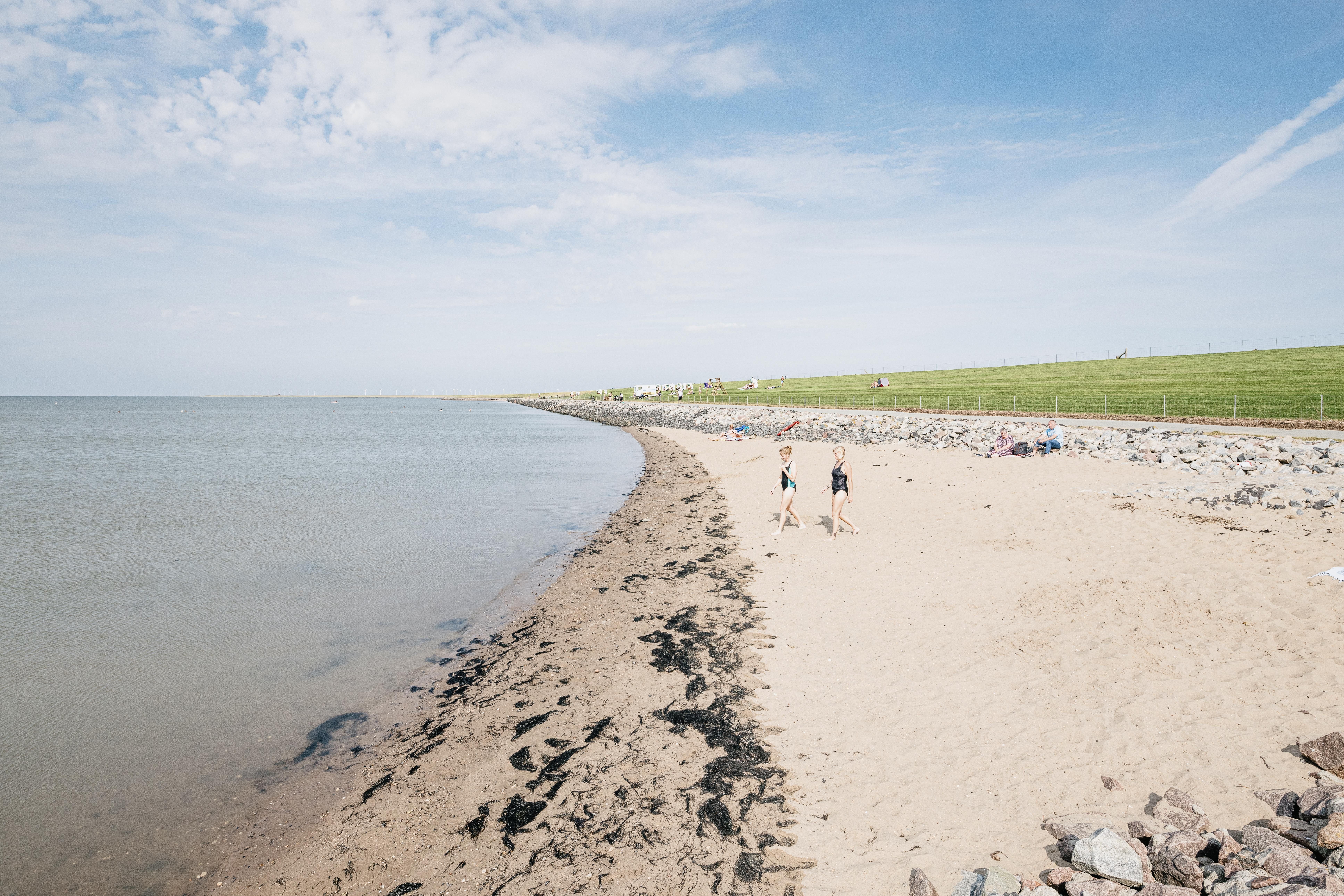 Am Holmer Siel auf Nordstrand lässt es sich bei Hochwasser wunderbar schwimmen
