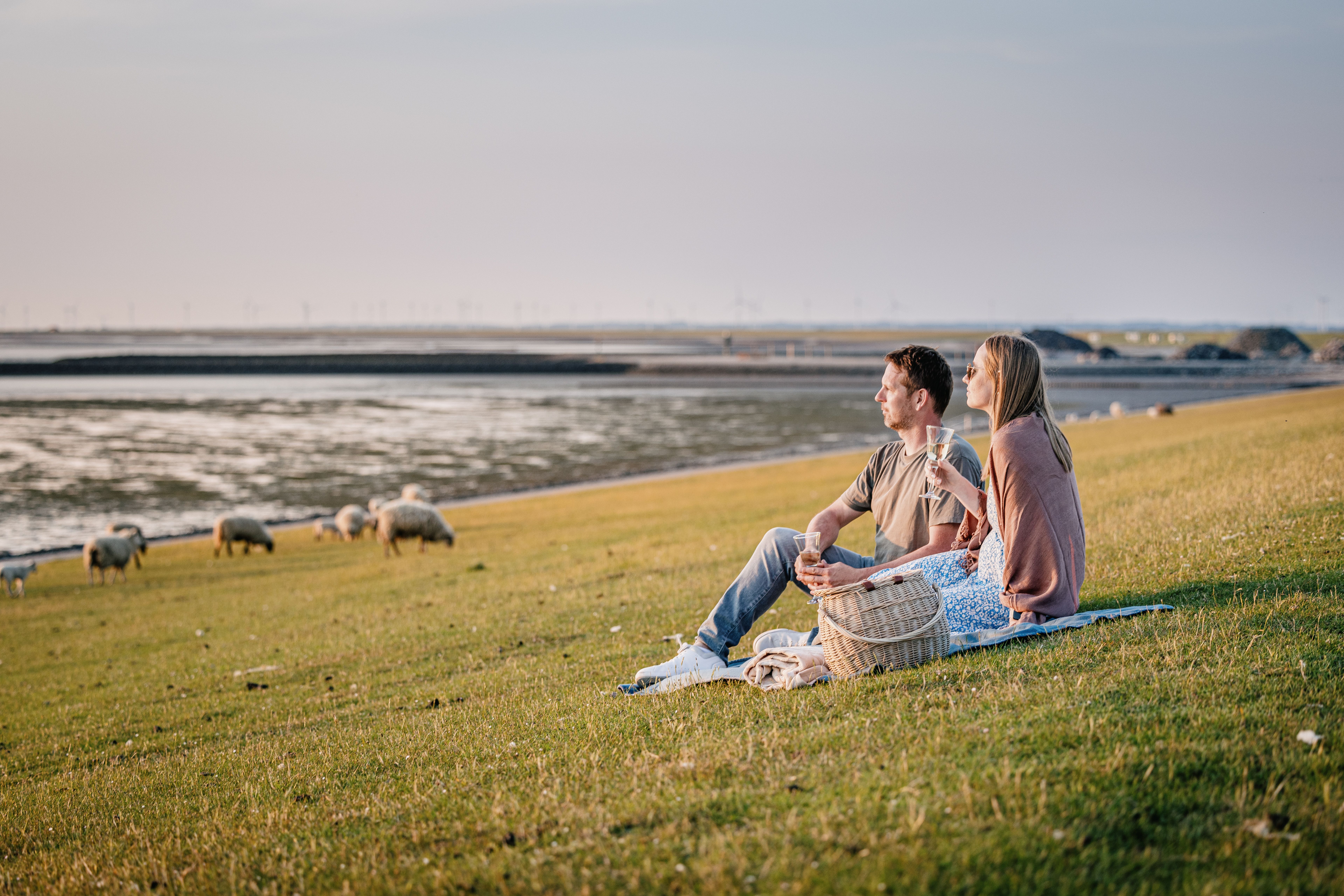 Am Holmer Siel auf Nordstrand lässt es sich bei Hochwasser wunderbar schwimmen