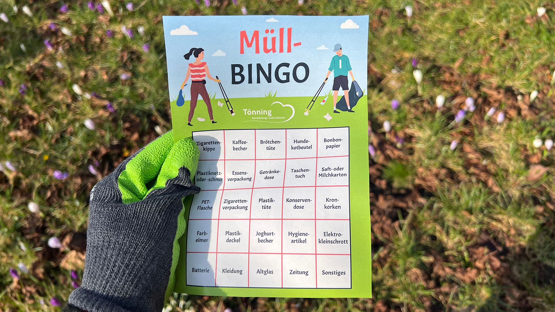Jemand hält die Müllbingokarte in die Kamera.