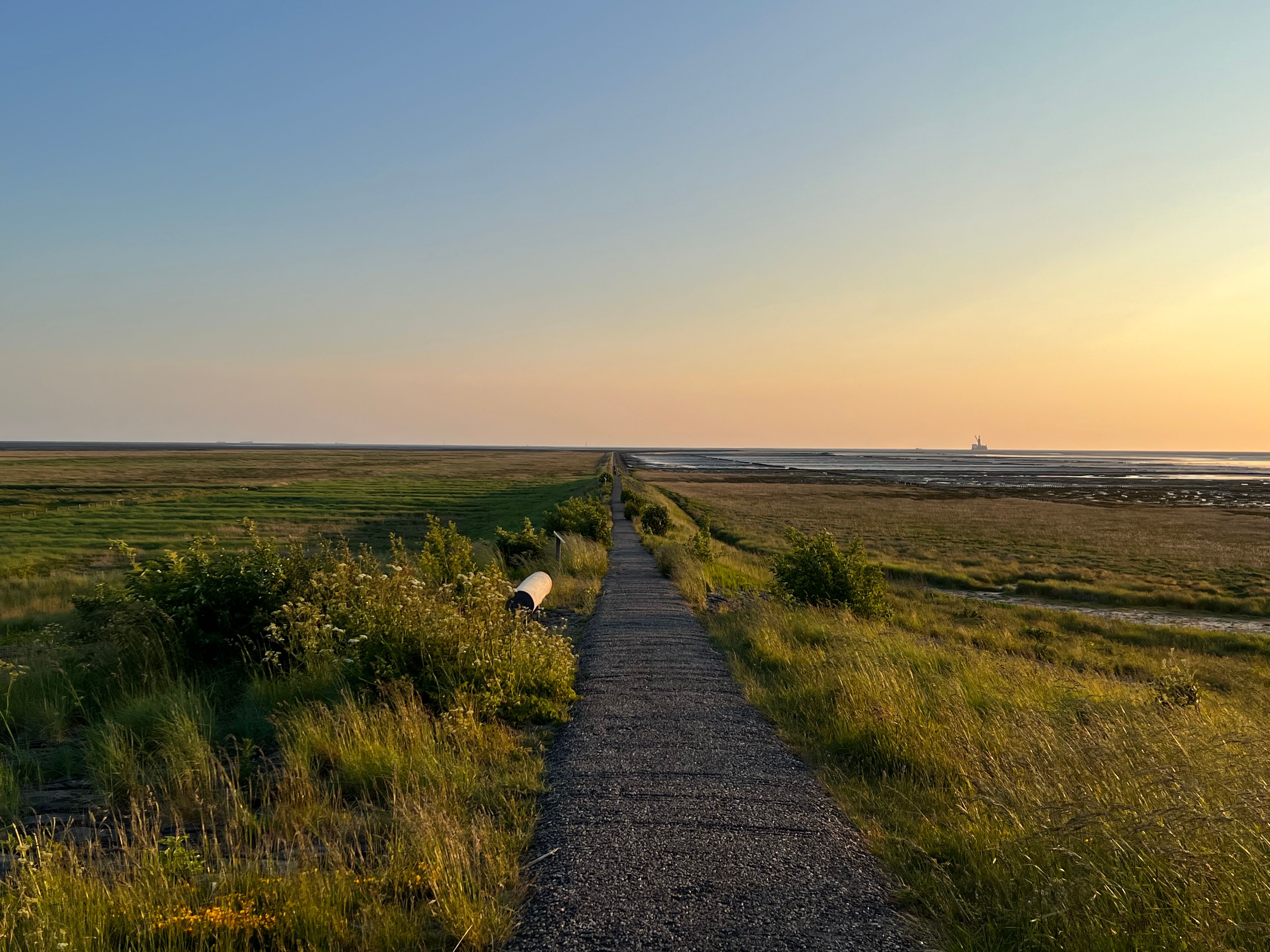 Ein Blick auf den Trischendammweg bei Sonnenuntergang. - Foto: Melanie Kiel