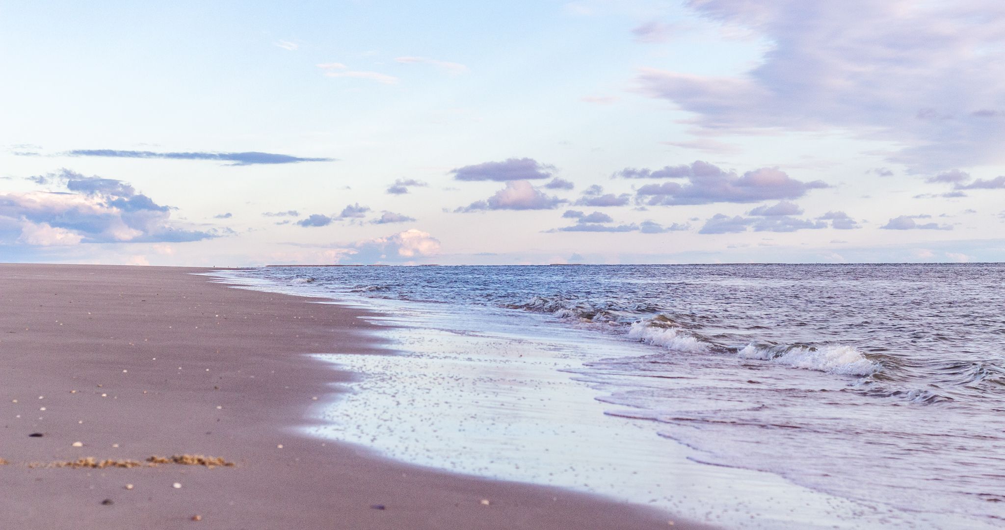 Strand von Amrum im Sonnenuntergang erscheint in rotem Licht. 
