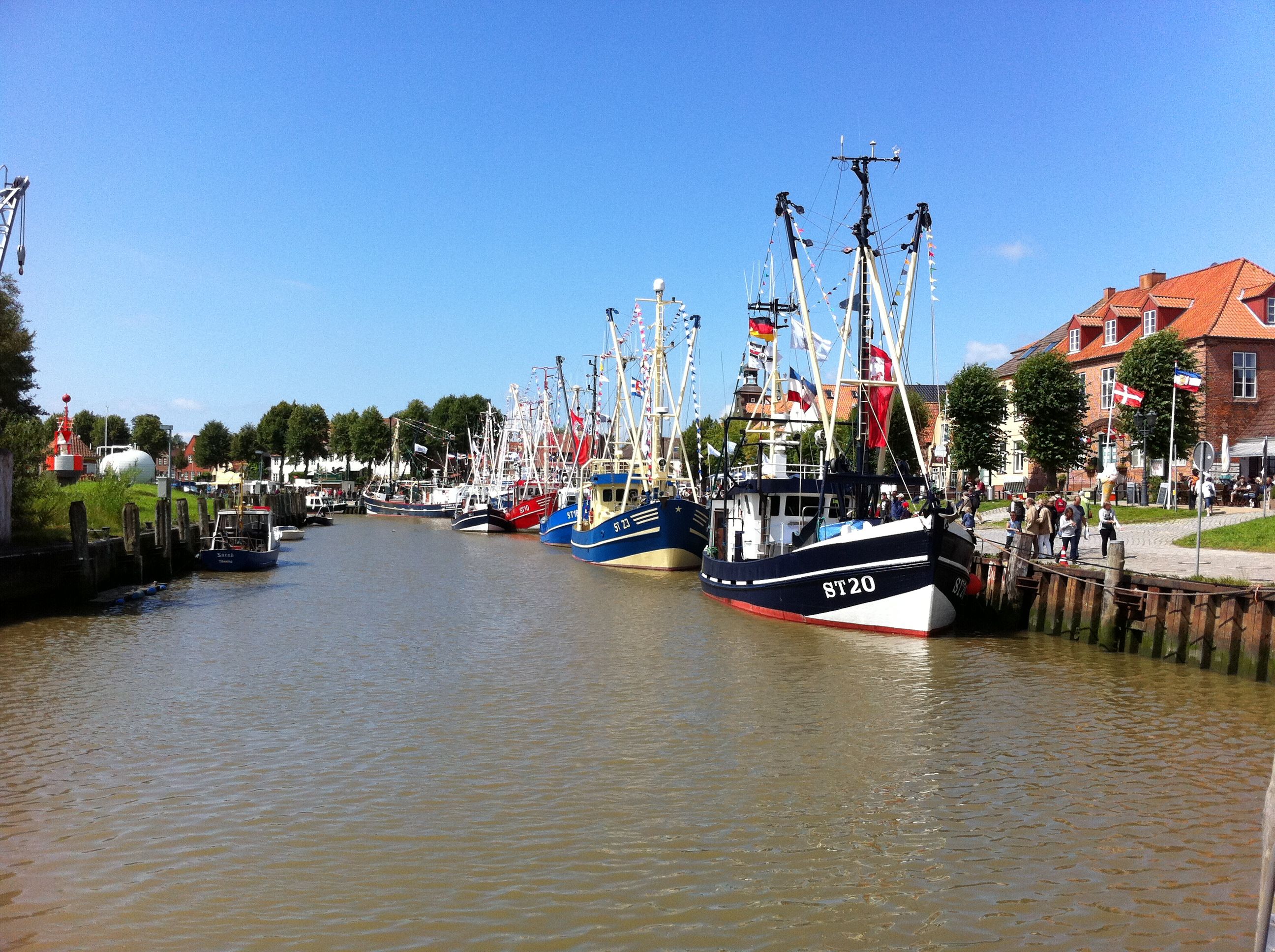 Tönninger Hafen mit Schiffen